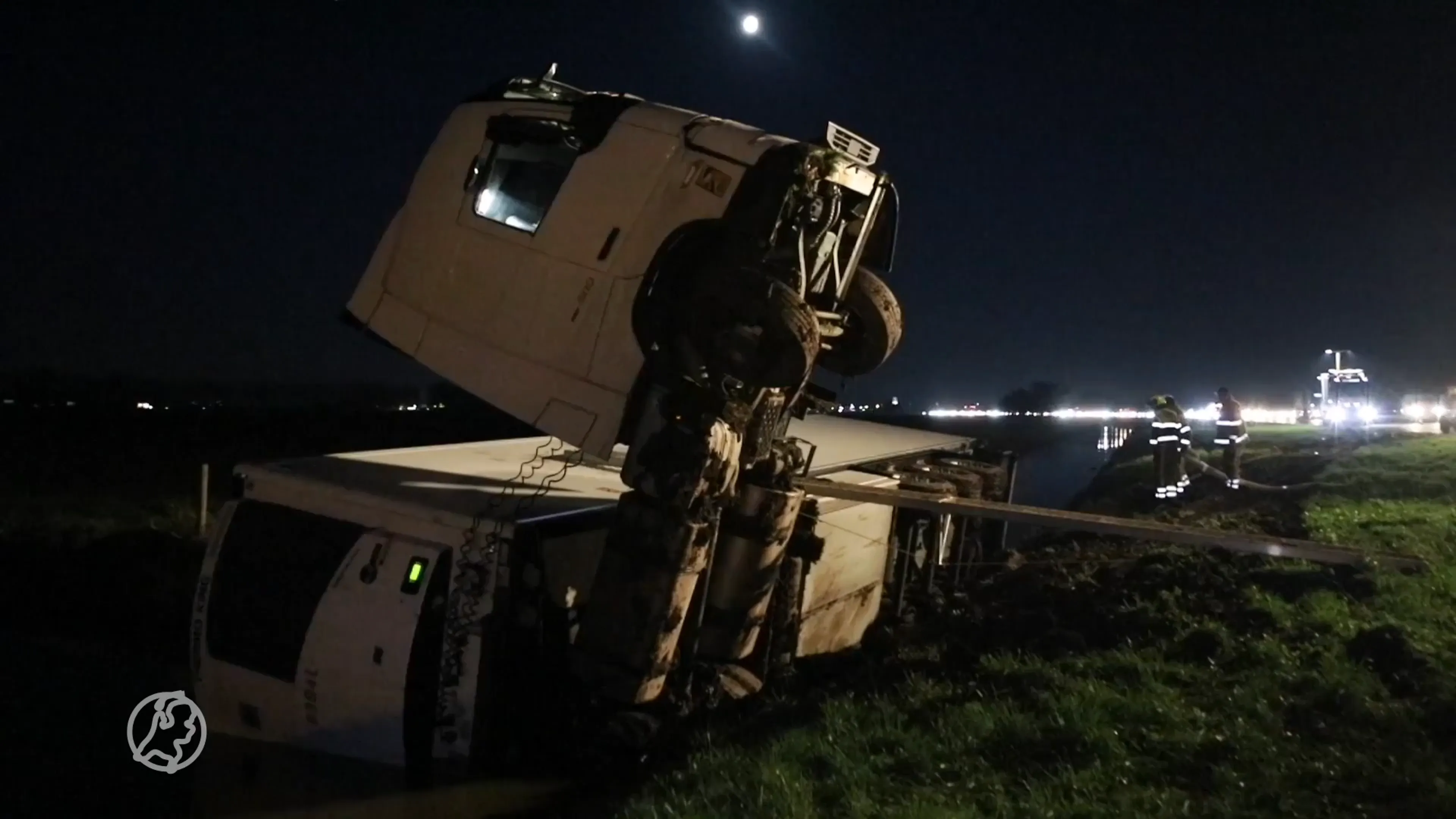 Vrachtwagen vol melk belandt in sloot naast A15