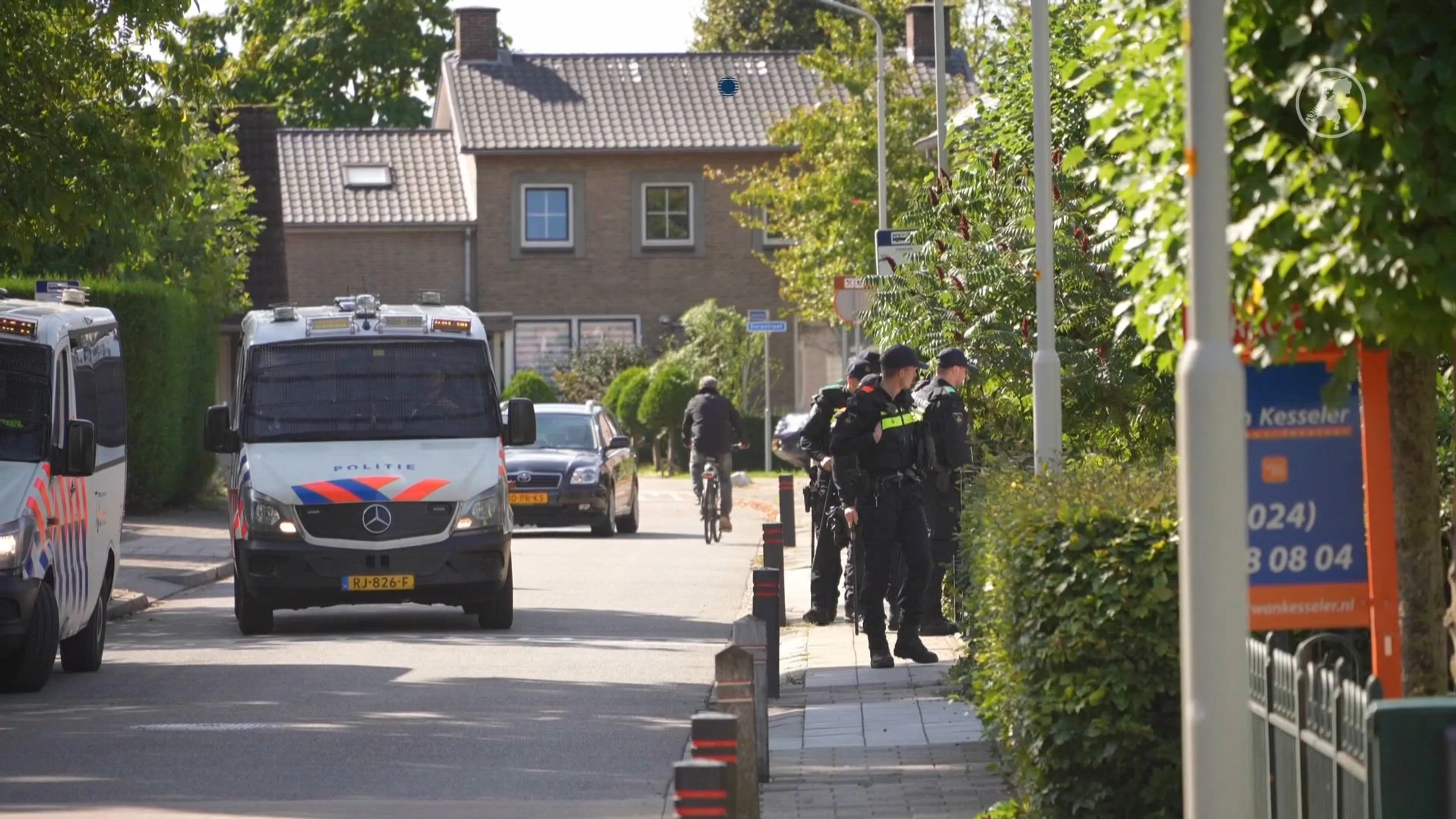 Politie zoekt extra bij basisscholen na vondst vuurwapens in Overasselt