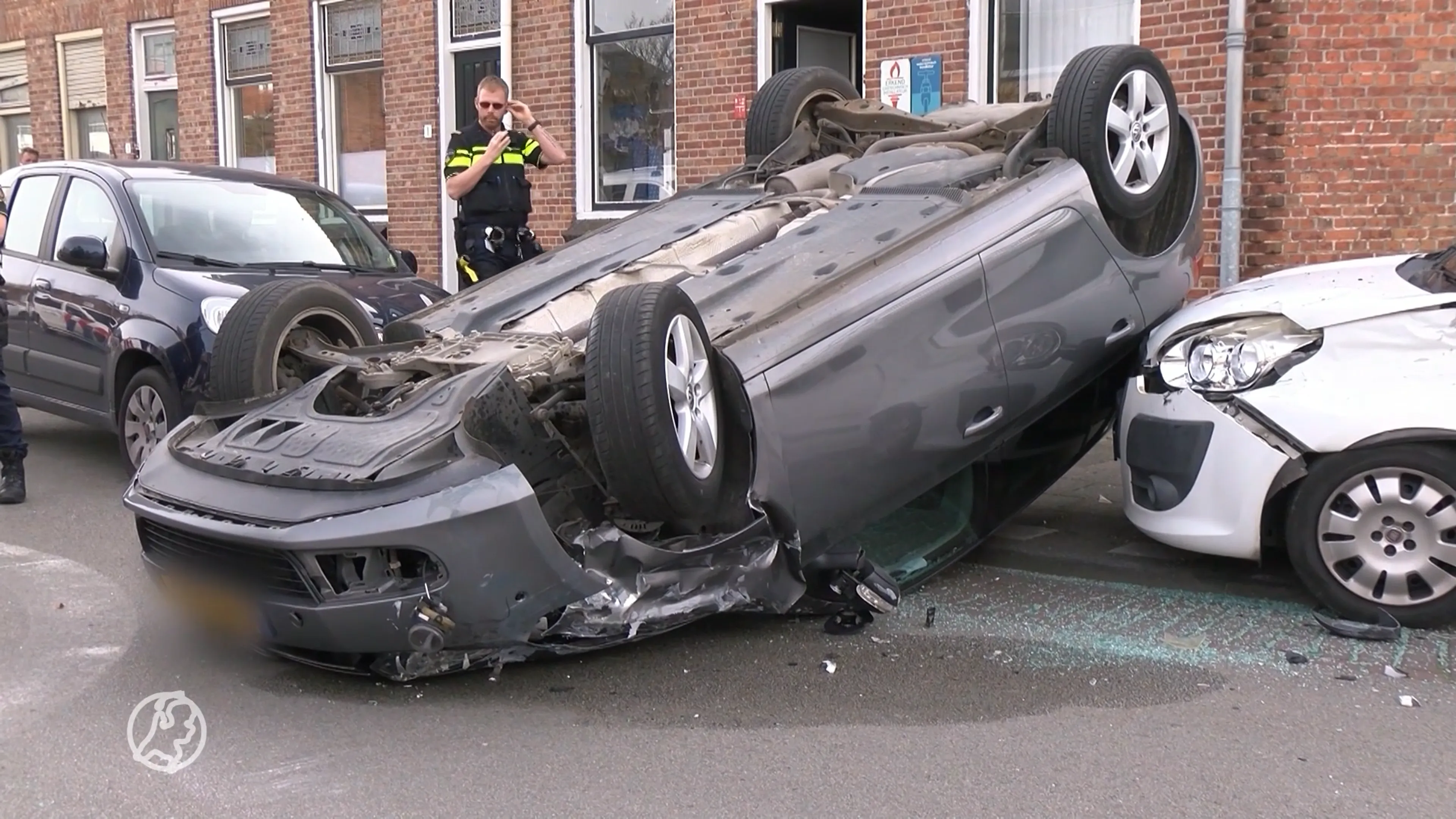 Jongen (15) rijdt stiekem in auto van ouders en vliegt over de kop