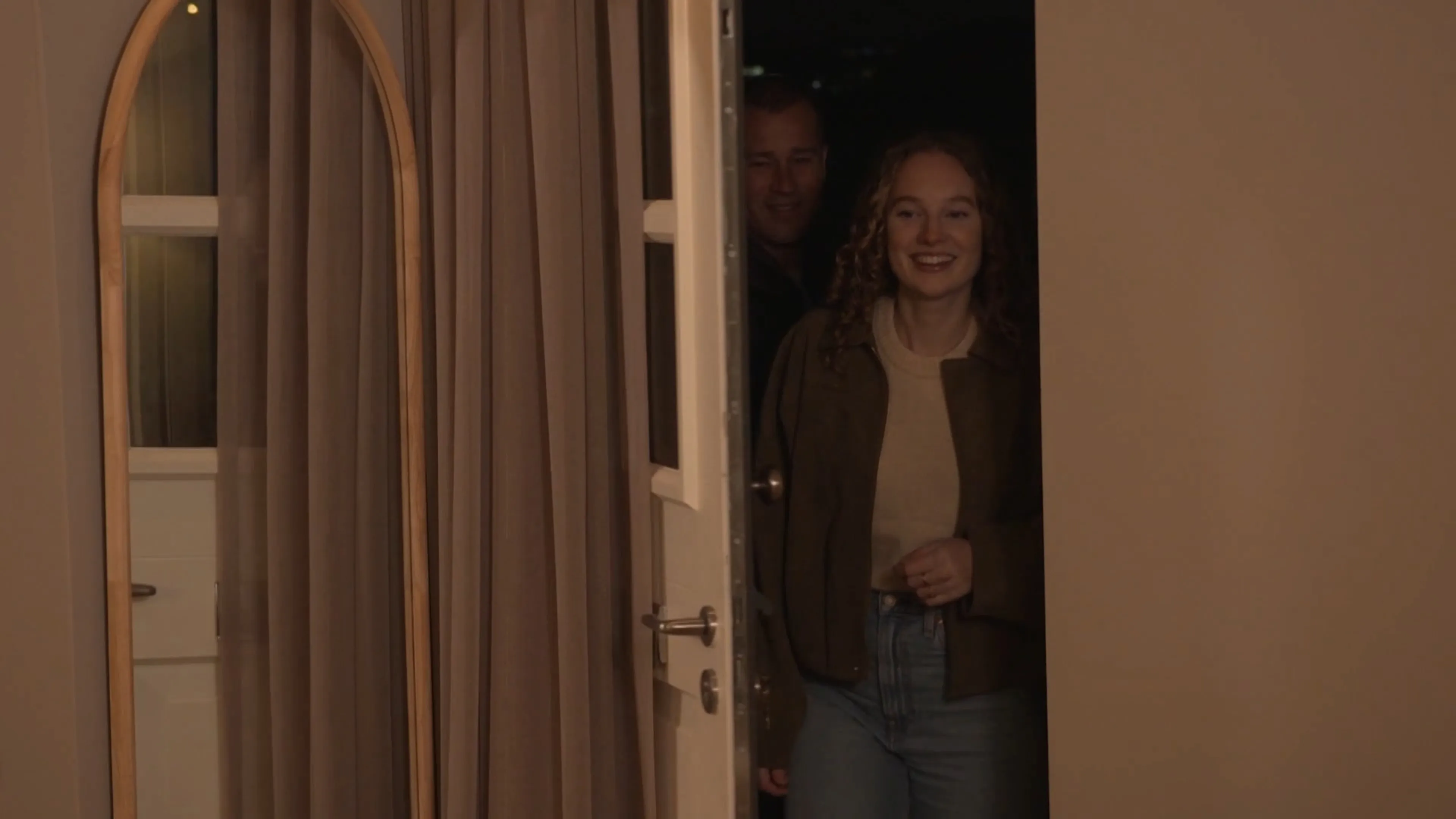 Harm en Mylène komen hun 'nieuwe' huis binnen