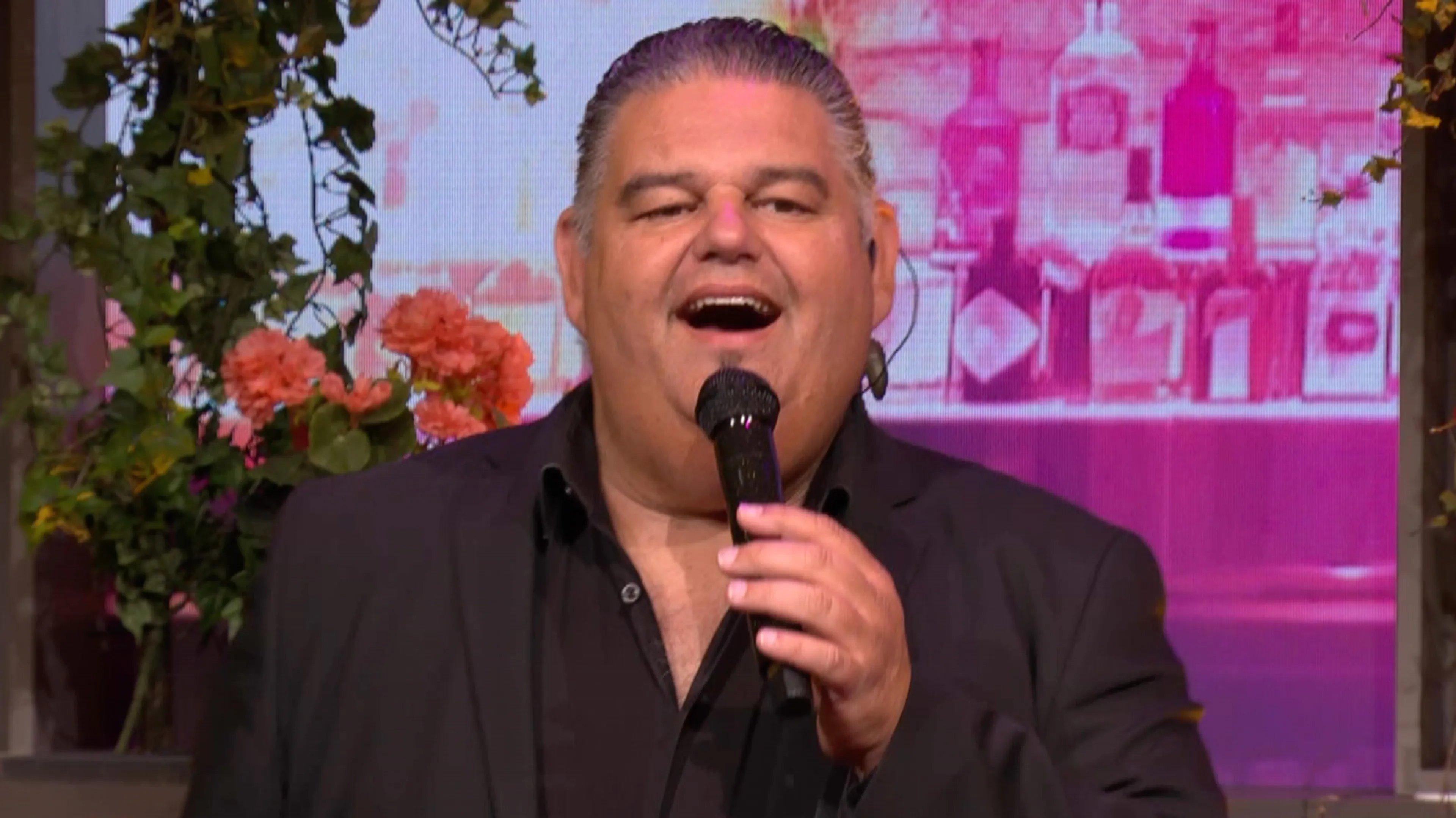Django Wagner verzorgt met 'Mooie blauwe ogen' de sfeer tijdens commercial break van De Oranjezondag