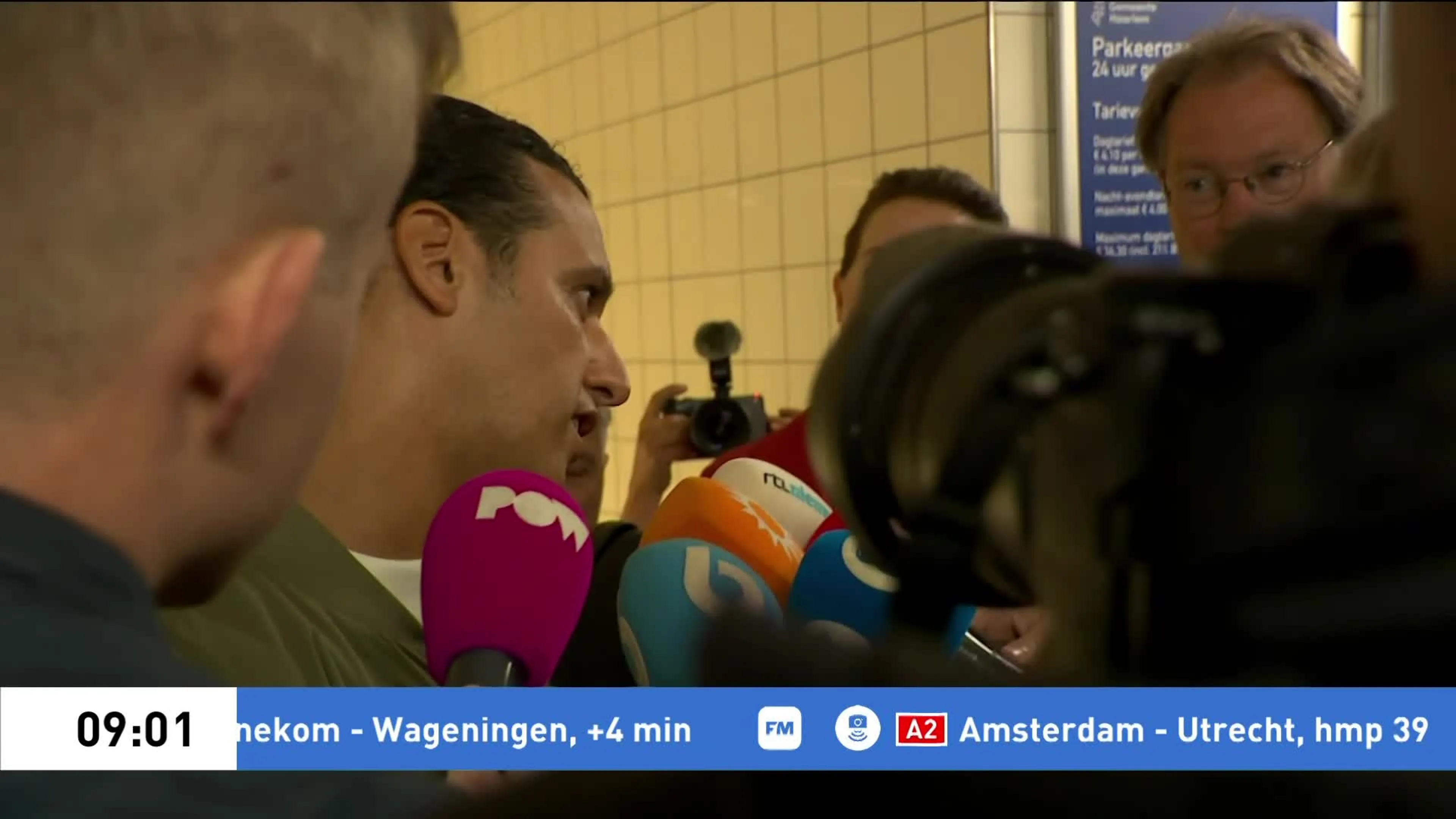 Ali B staat pers te woord bij aankomst rechtbank: 'Met gemengde gevoelens zaak tegemoet'