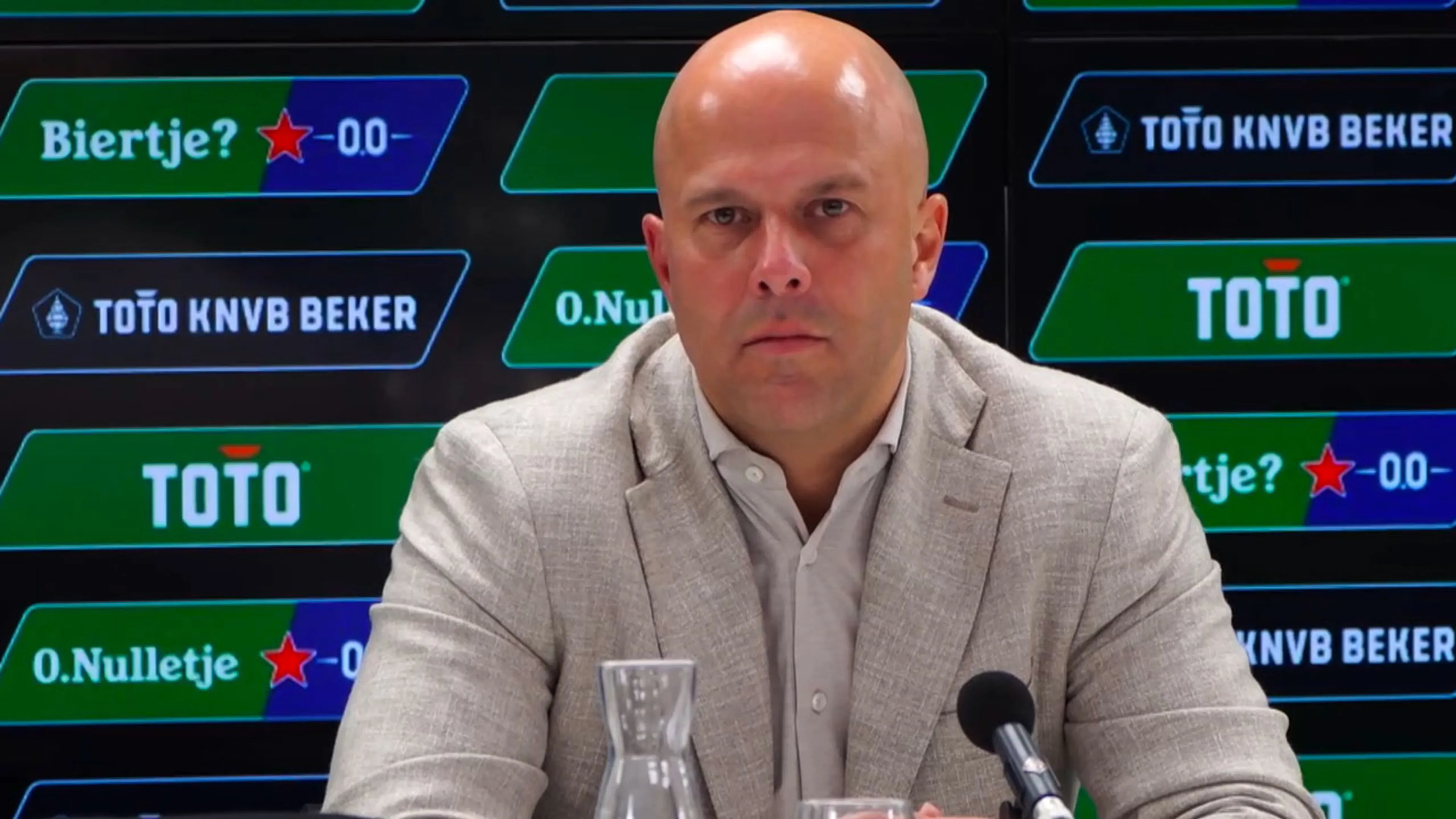Slot reageert op vuurwerk tijdens bekerfinale: ‘Dat doet absoluut afbreuk aan de sfeer’