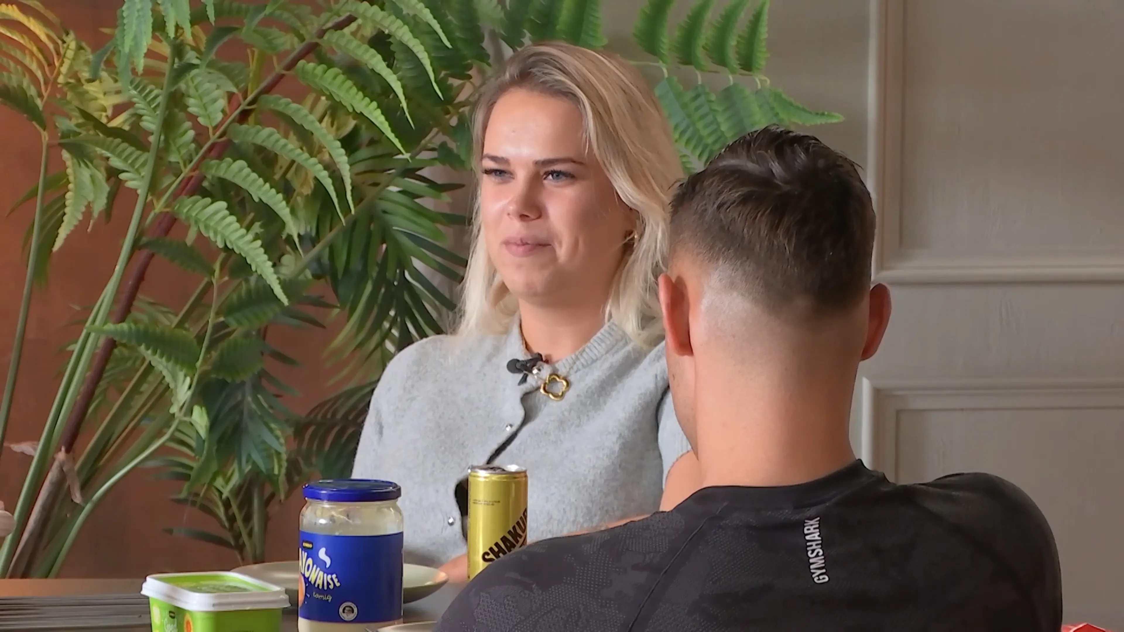 Lisanne is blij met haar nieuwe bondje... toch?