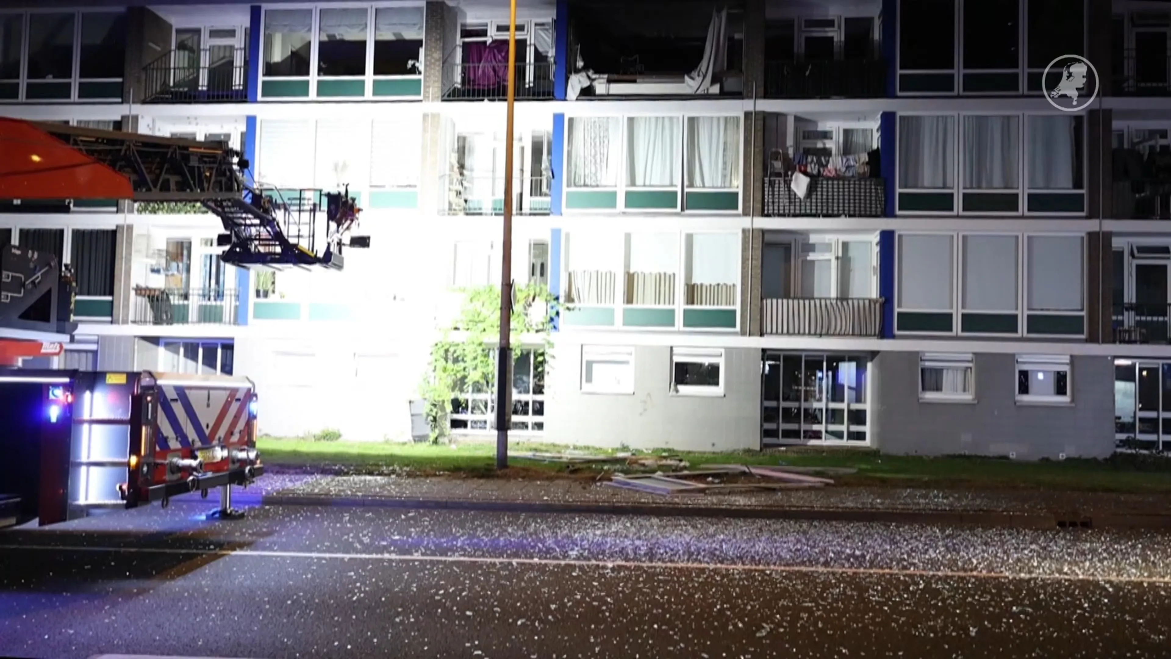 Explosie verwoest achtergevel van appartement in Zaandam