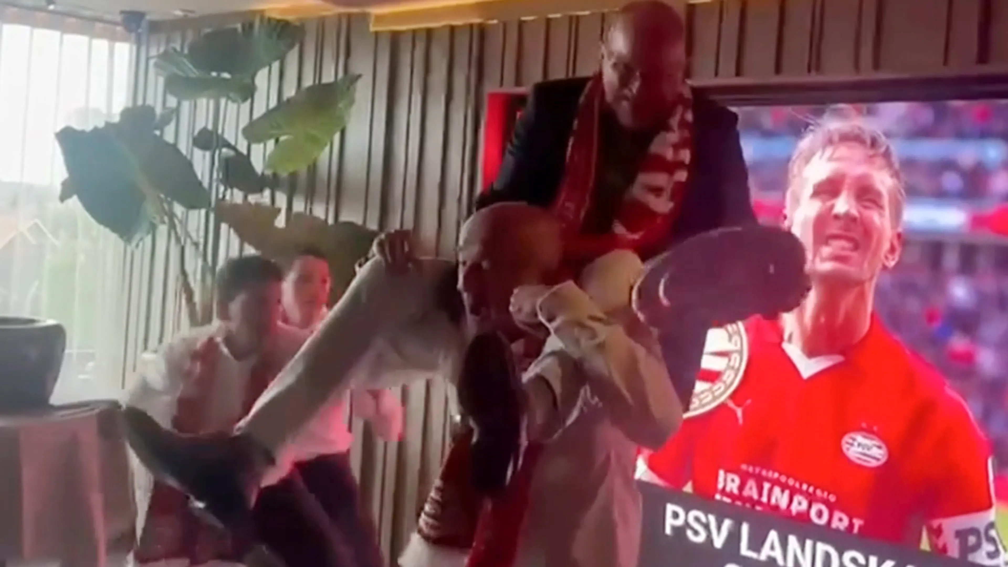 PSV-icoon Willy van de Kerkhof komt bijna ten val nadat hij op schouders wordt getild