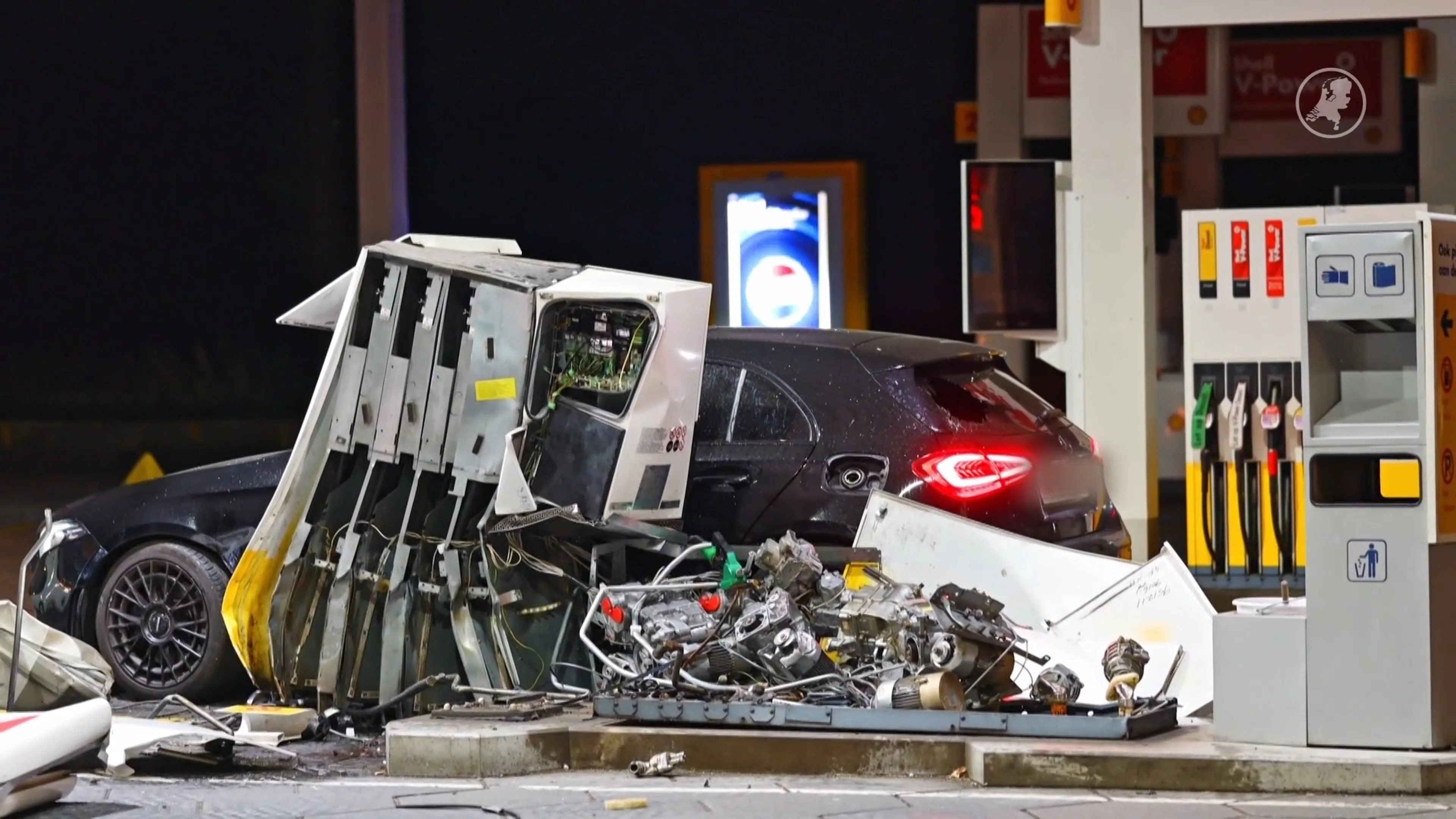 Automobilist rijdt pompzuil uit de grond bij tankstation langs A58 bij Etten-Leur