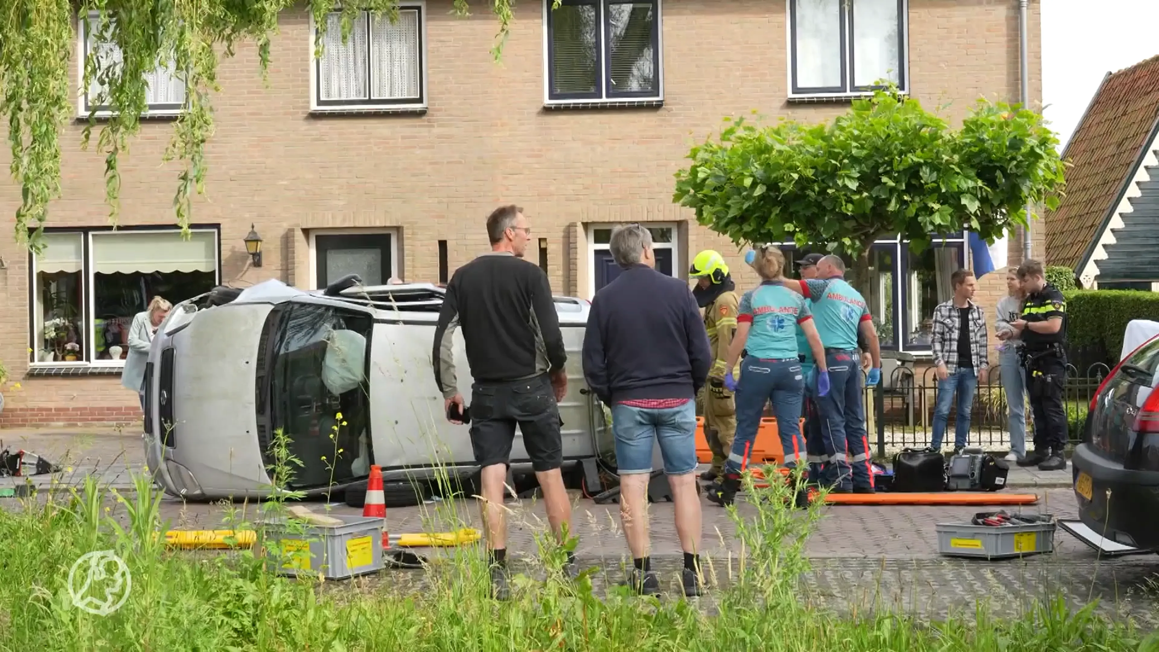 Auto op de zijkant, bestuurder gewond
