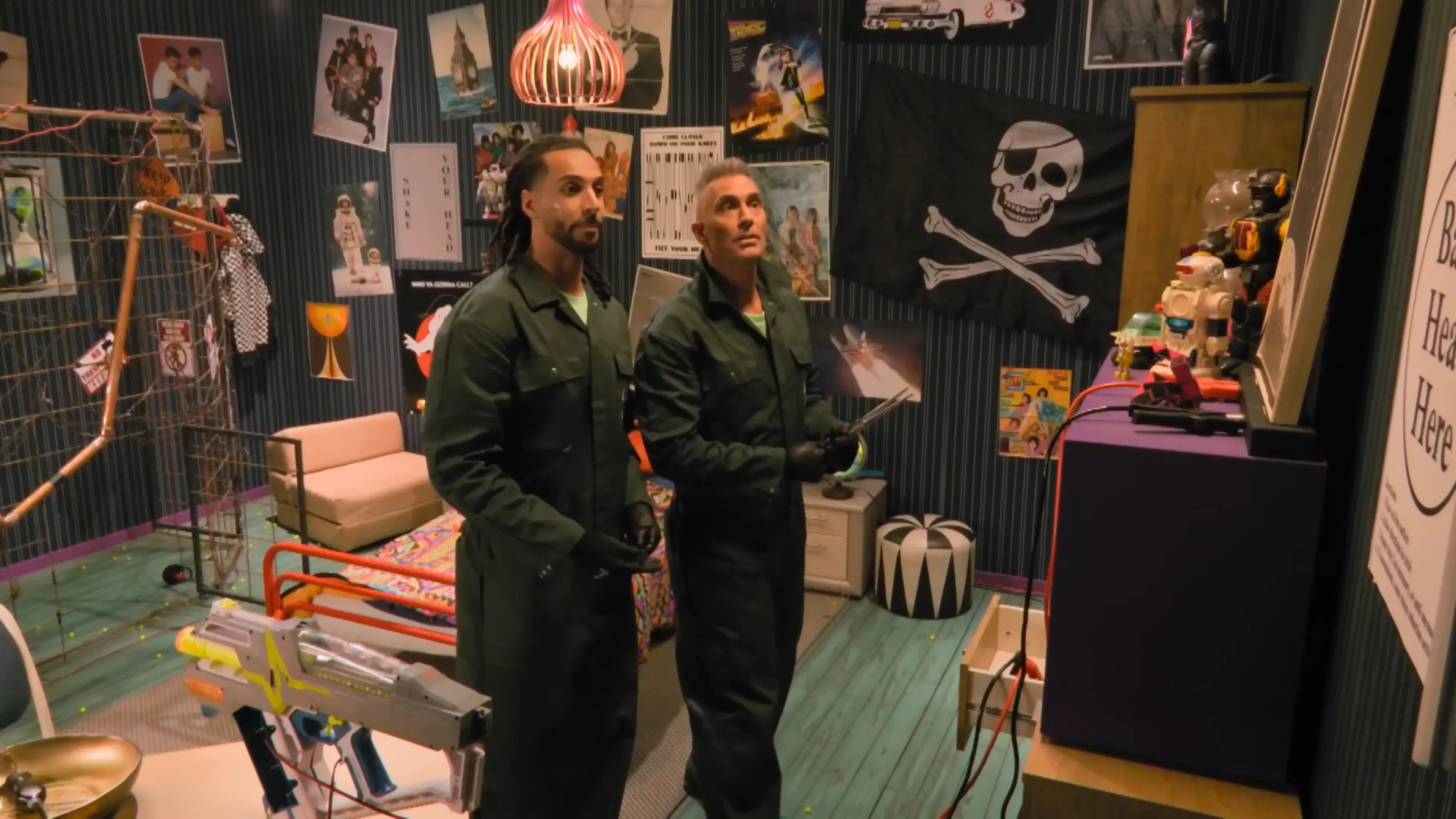 Jay beukt met zijn hoofd tegen de muur: 'Bang head here!'