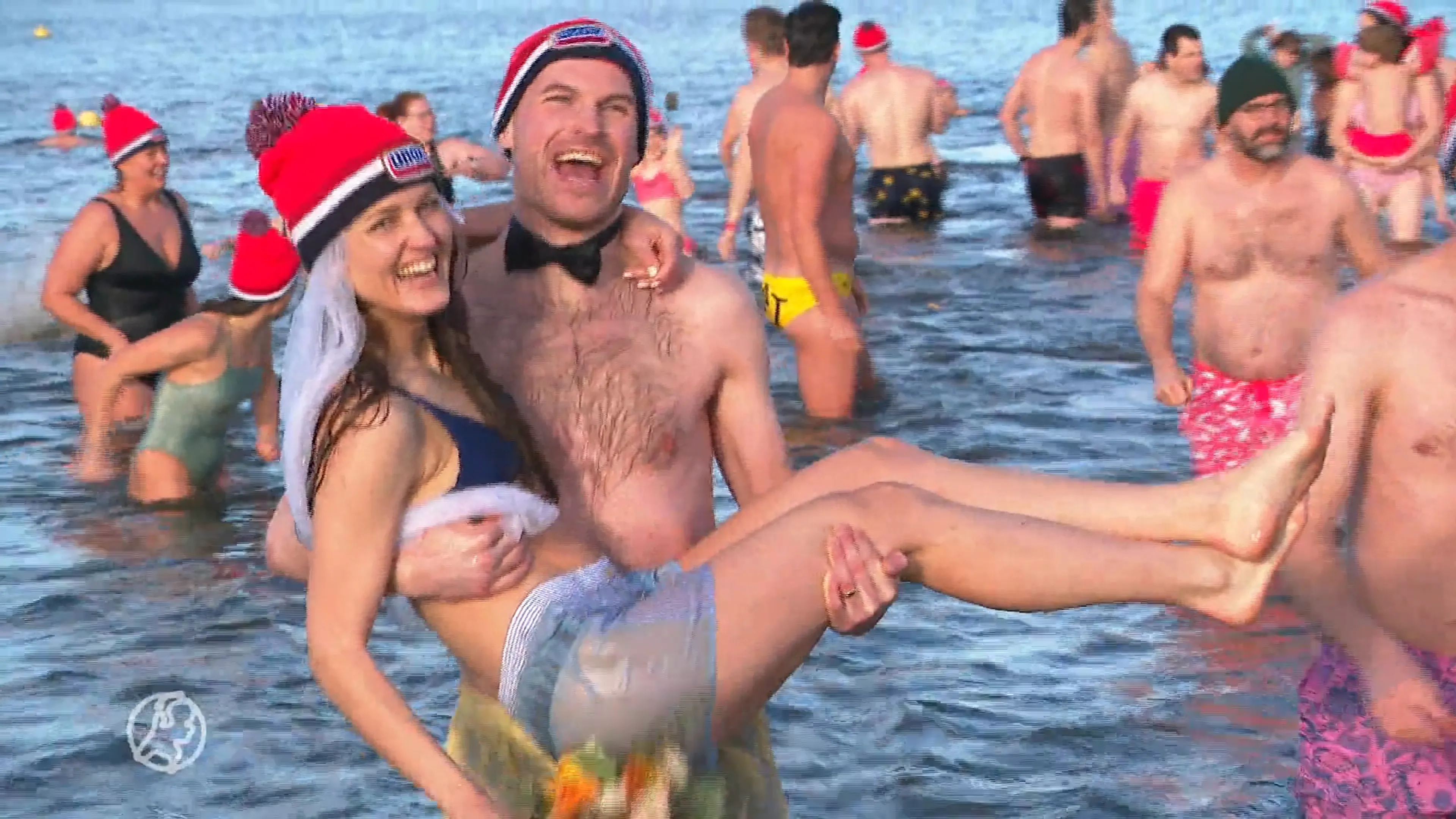 Kersvers bruidspaar doet nieuwjaarsduik in Woerden