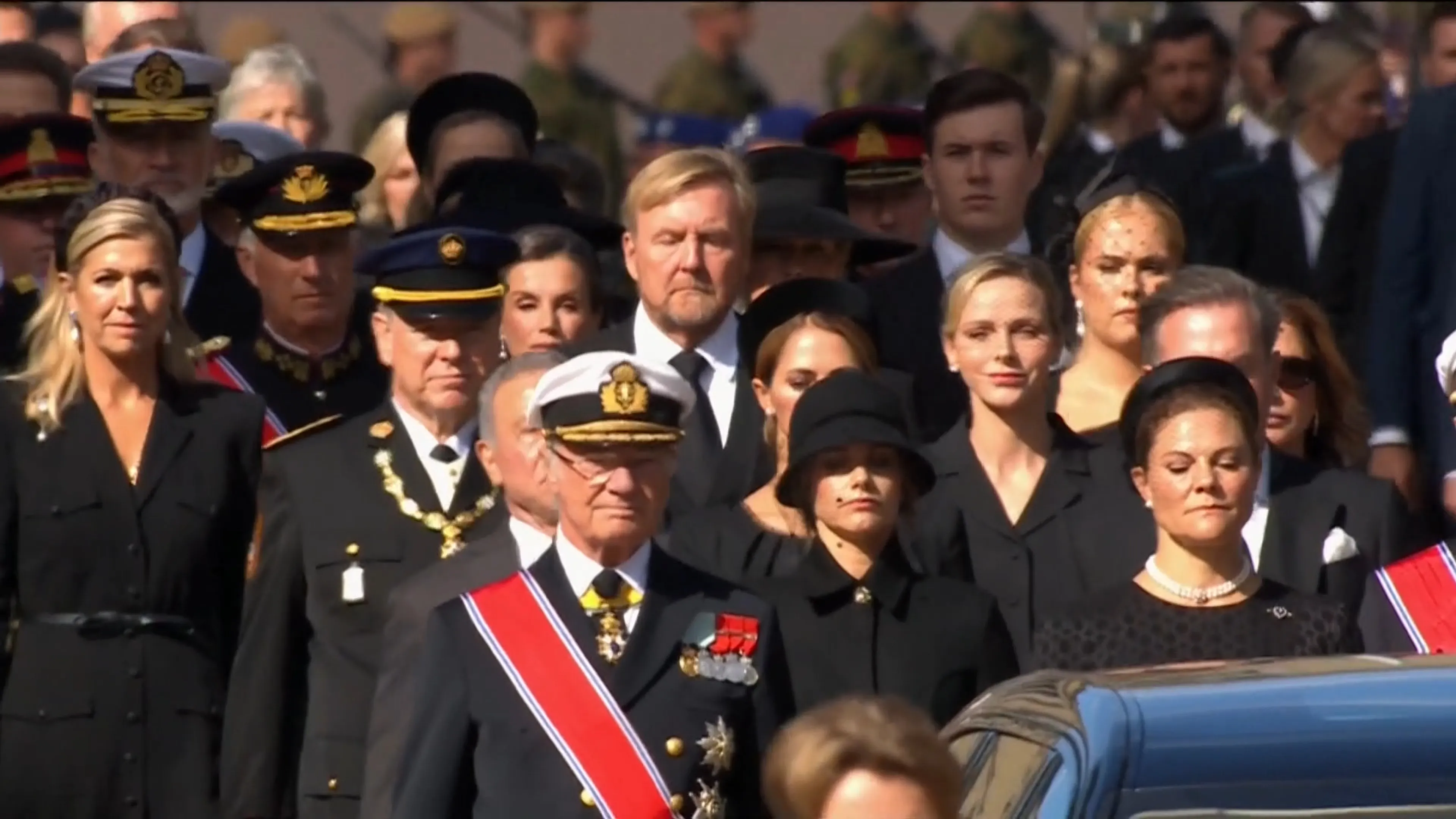 Nederlands koningspaar voorin rouwstoet koning Harald