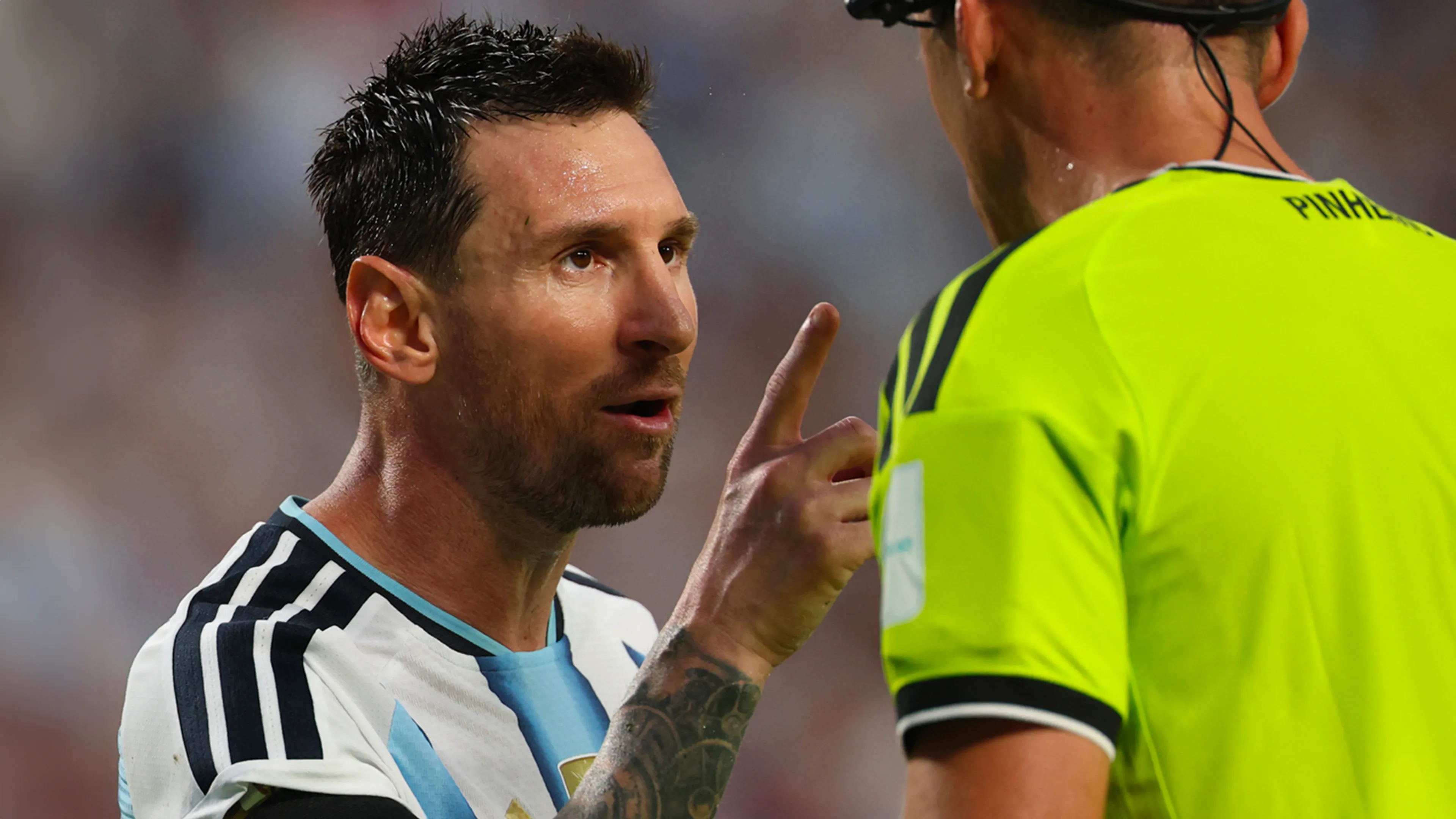 Voormalig scheidsrechter over FIFA-instructie bij WK's: 'Belangrijk dat topspelers in het toernooi blijven'