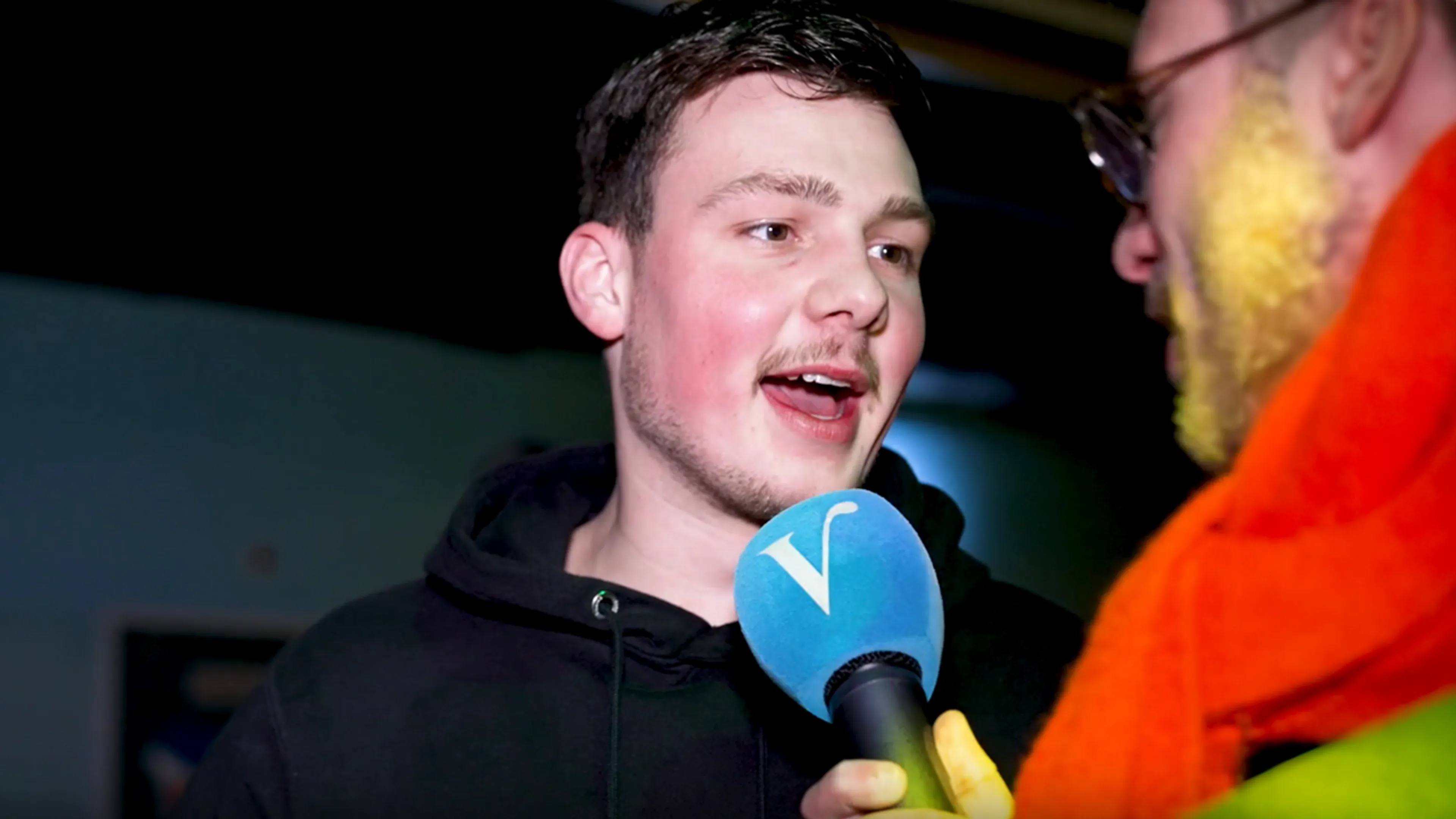 Tom Staal treft Heerenveen-supporter die niets met voetbal heeft: 'Als er maar bier door de tap gaat!'