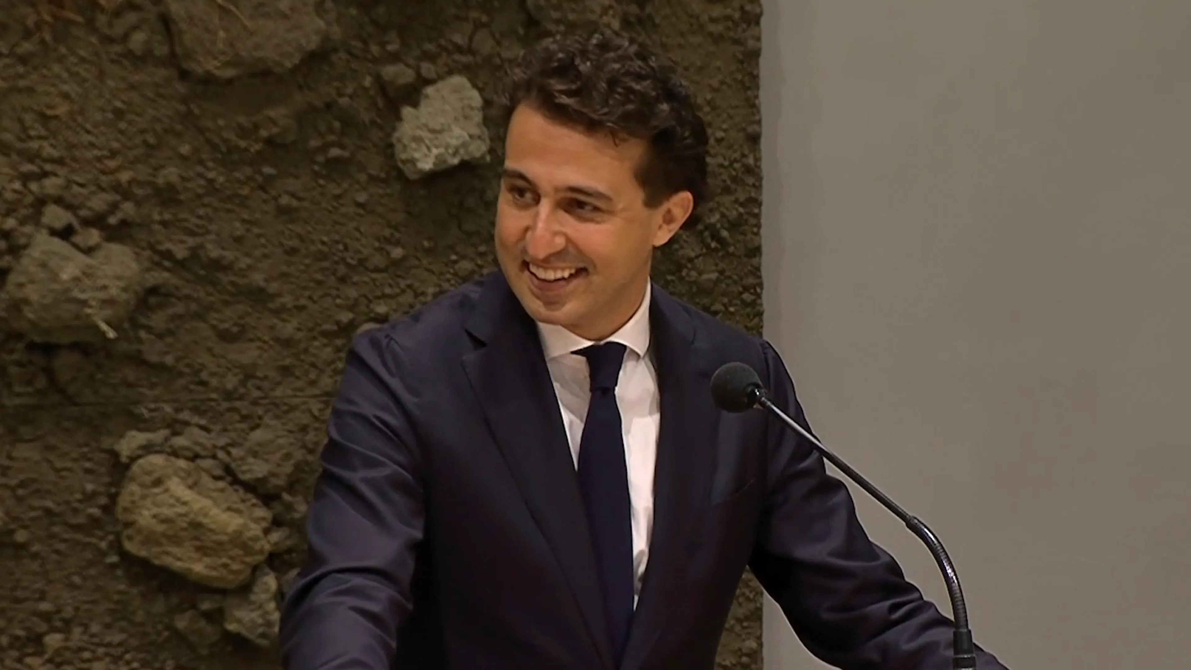 Jesse Klaver krijgt lachers op de hand bij start Algemene Beschouwingen: ‘Tot zover mijn bijdrage!’