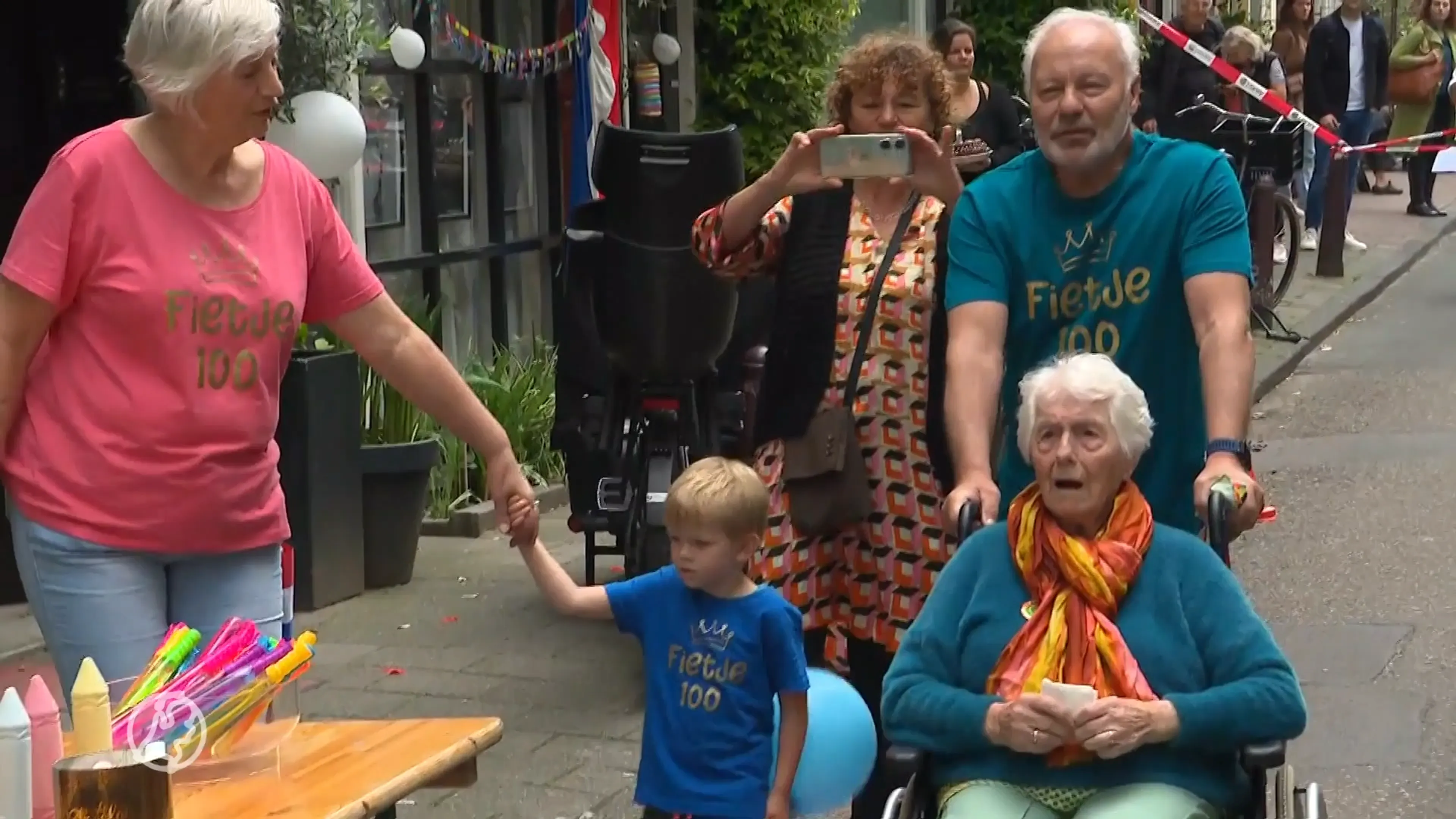 'Koningin van de Jordaan' Fietje wordt 100 en krijgt verrassing van haar leven