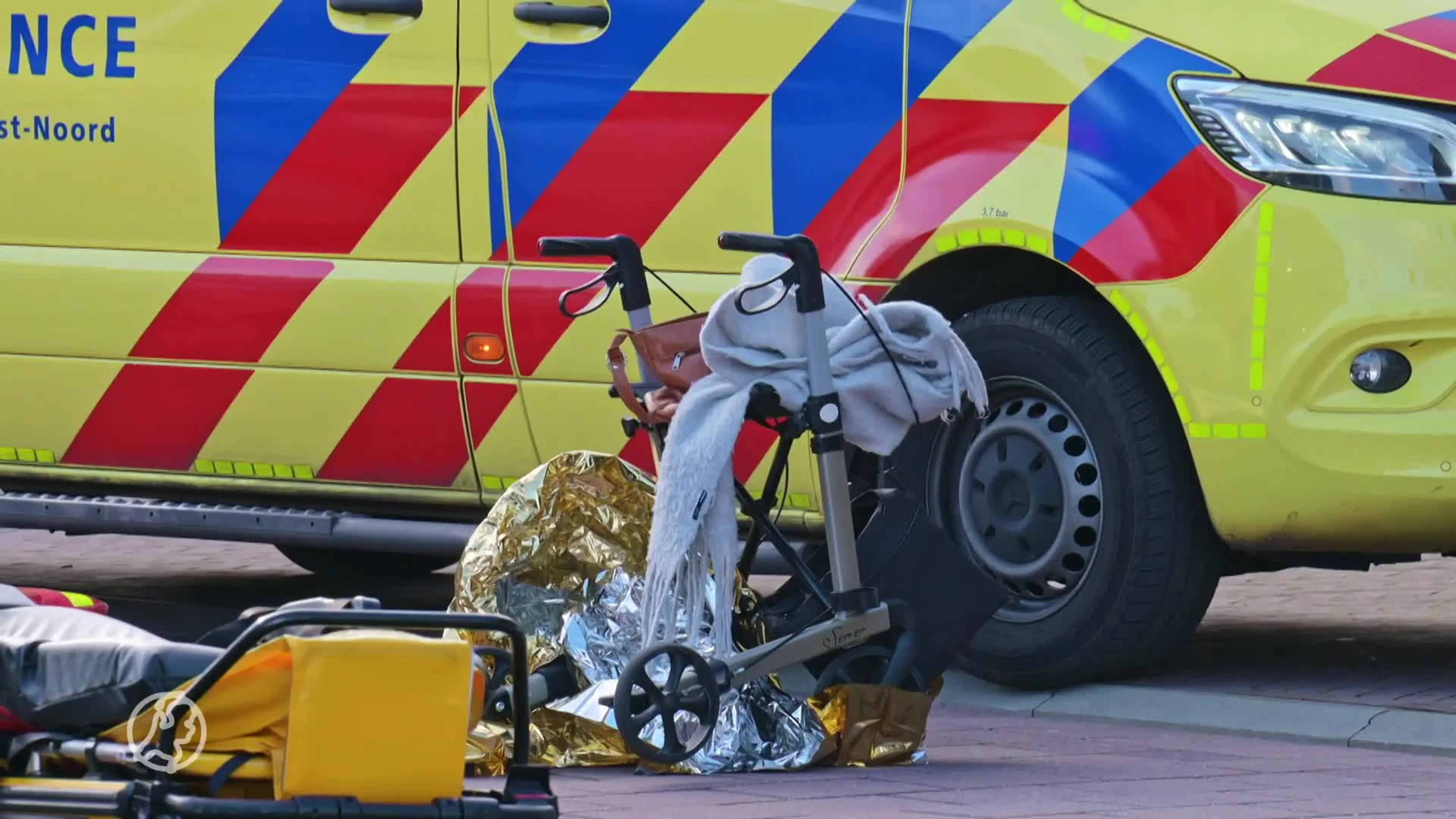 Zwaargewonde (92) na aanrijding met bus, verdachte op de vlucht