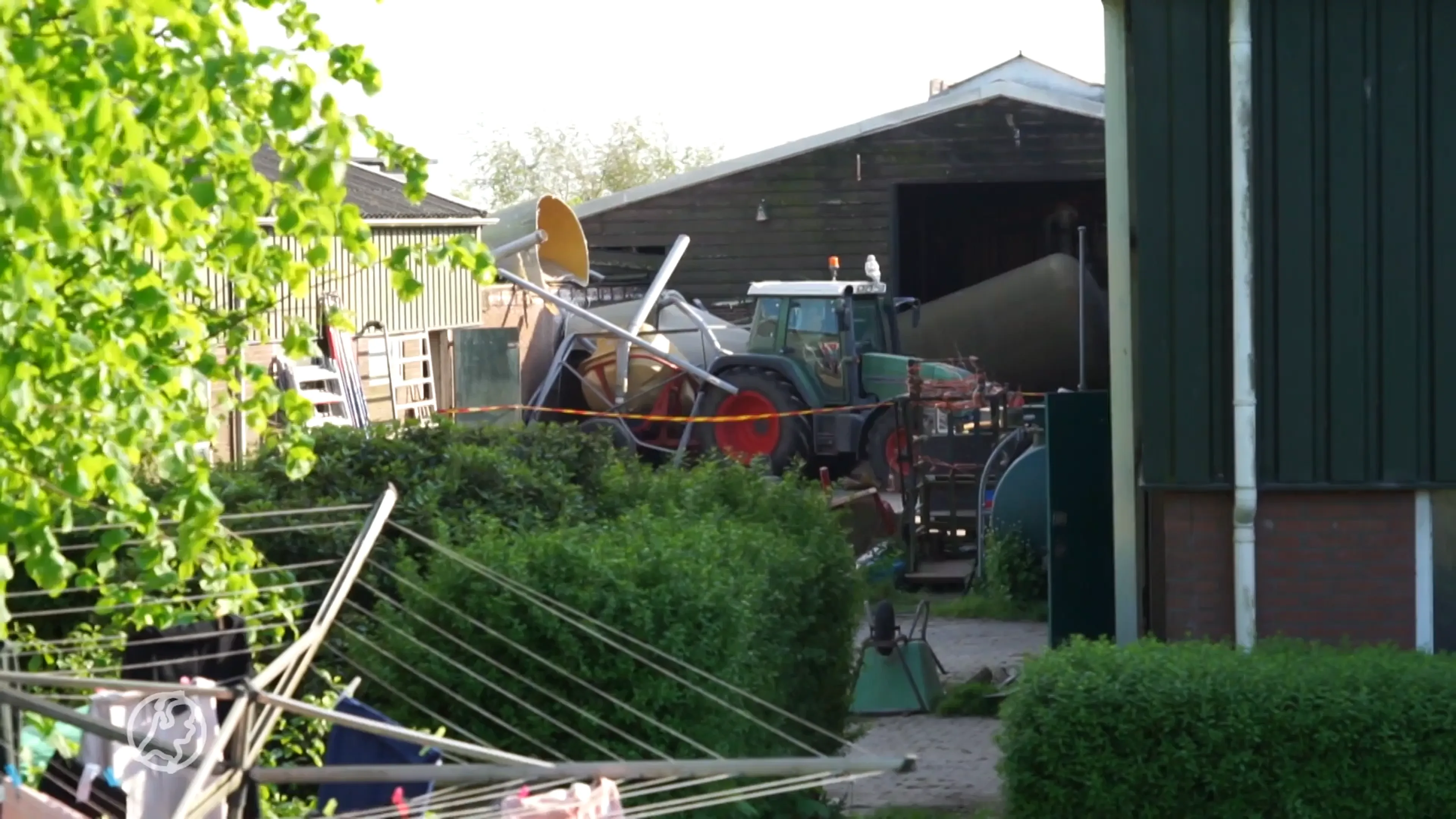 Silo valt op persoon in Ursem, slachtoffer met spoed naar ziekenhuis