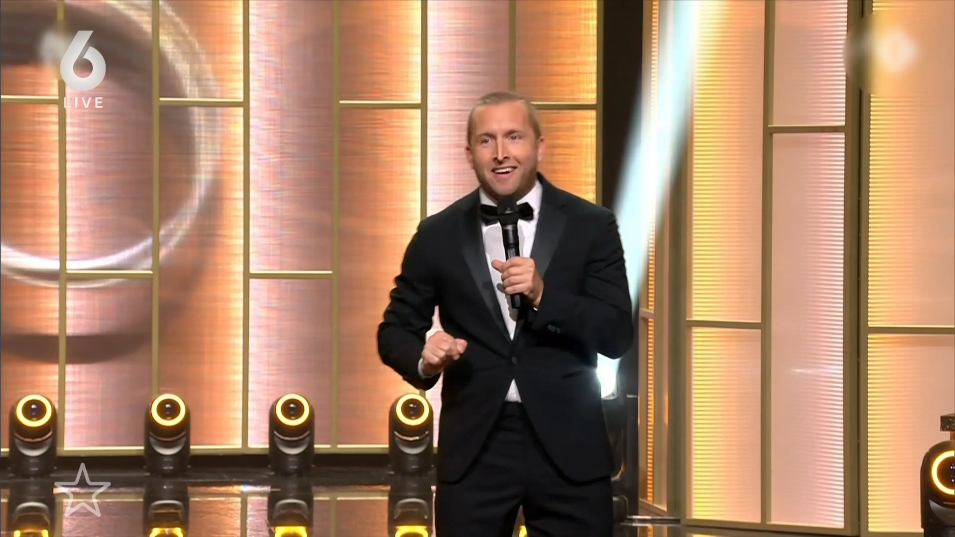 Peter Pannekoek spaart niemand met scherpe grappen tijdens Televizier-Ring Gala