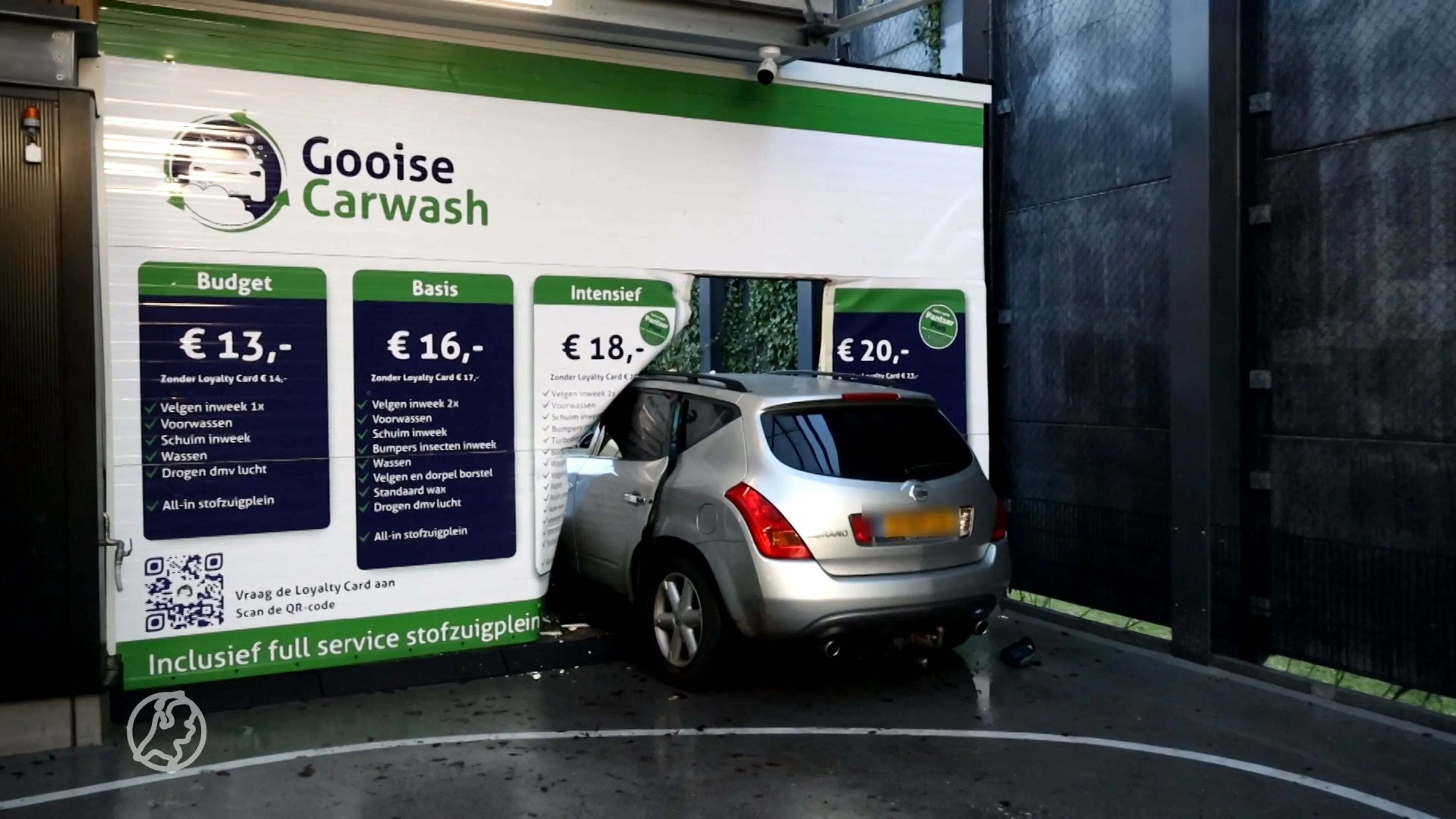 Niet schoon, maar in de prak: botsing in Blaricumse autowasserette