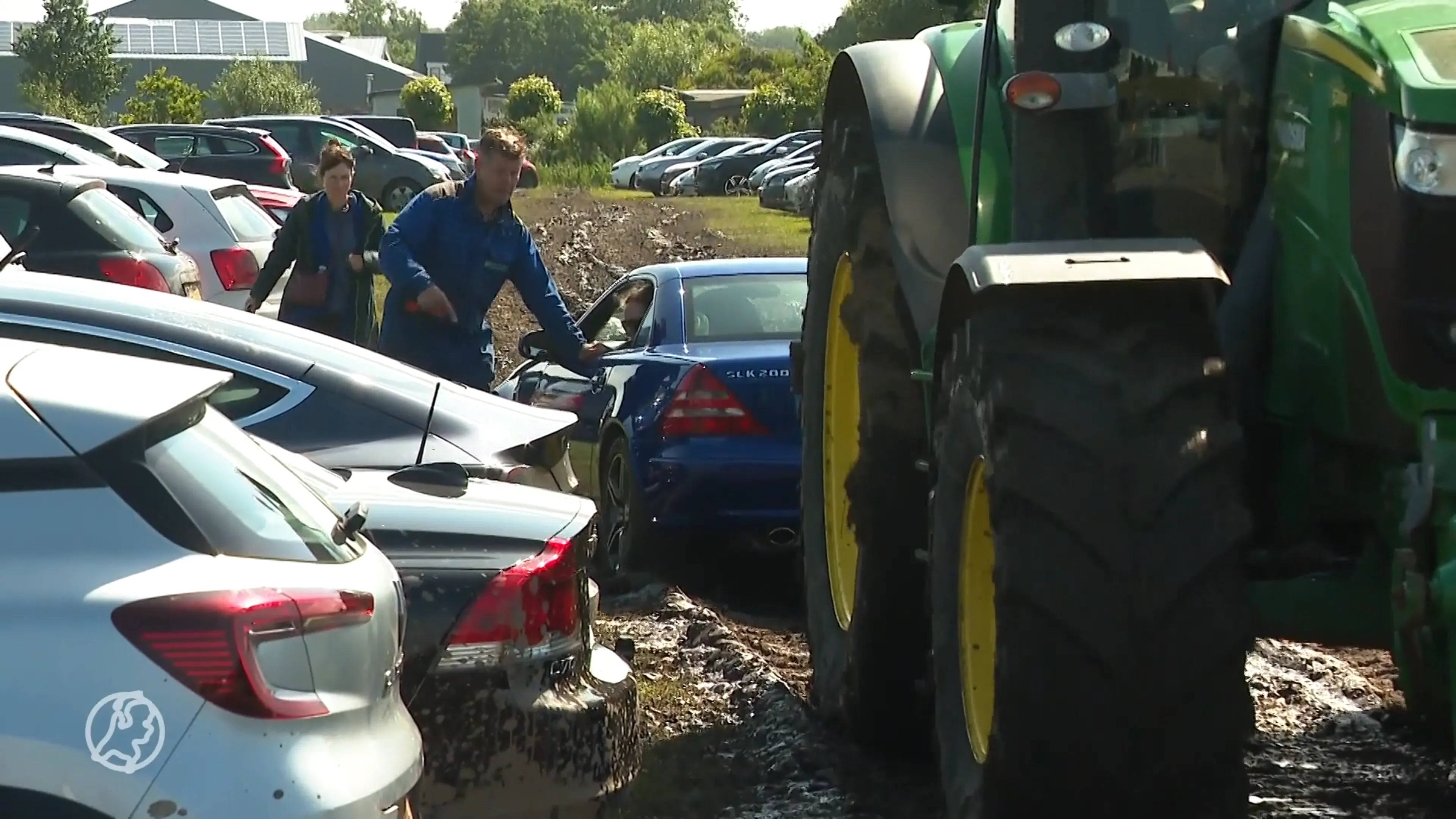 Opnieuw auto's van drassige parkeerplaats Harlingen getrokken: 'Lijkt de Zwarte Cross wel'