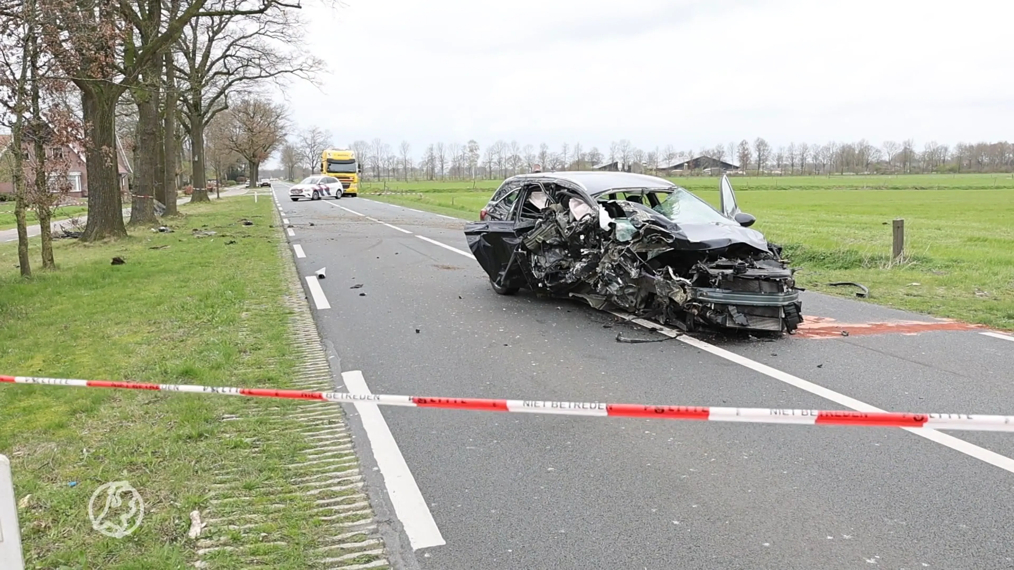 Automobilist gewond na flinke crash tegen boom in Geesteren