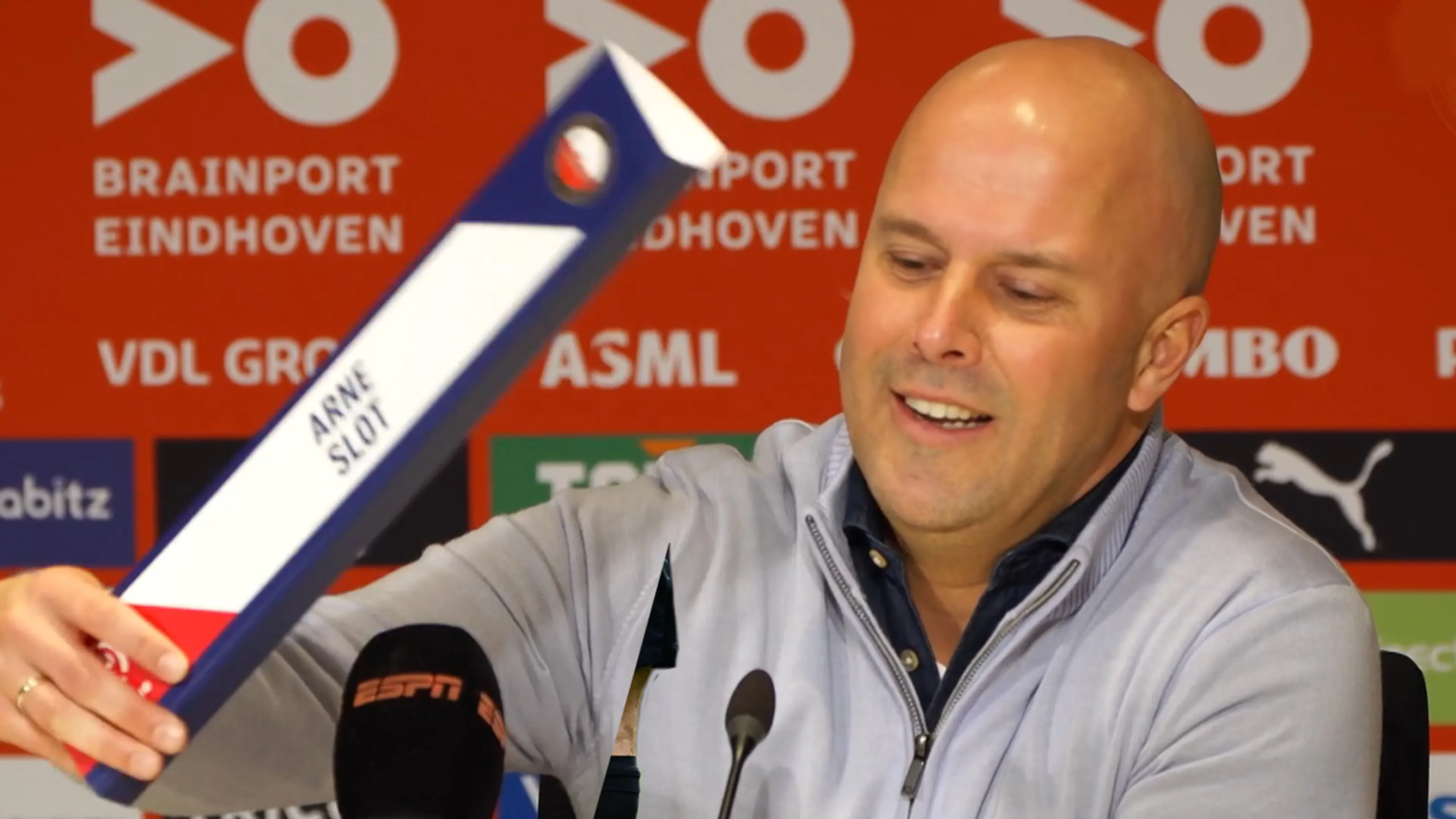 Slot grapt met naambordje over vermeende Bayern-interesse: 'Staat hier Peter Bosz op?'