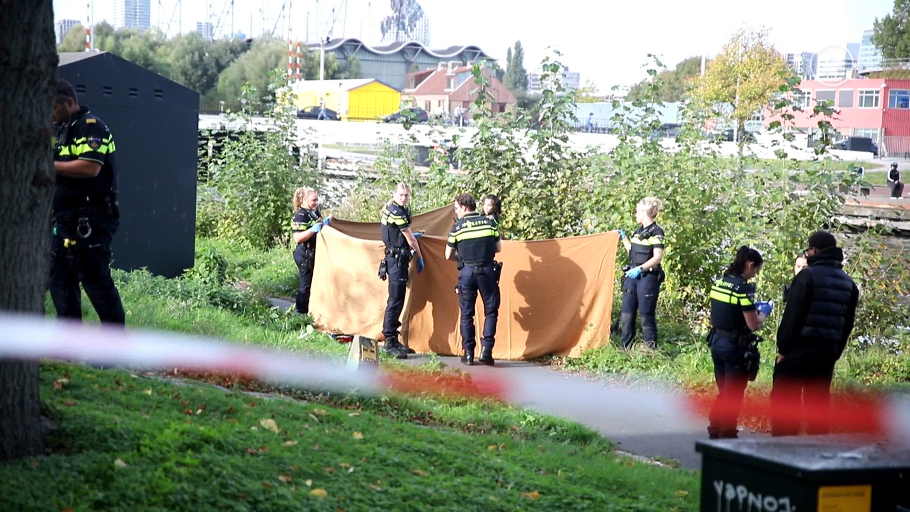 Voorbijganger treft persoon aan in water Den Haag, reanimatie mag niet baten