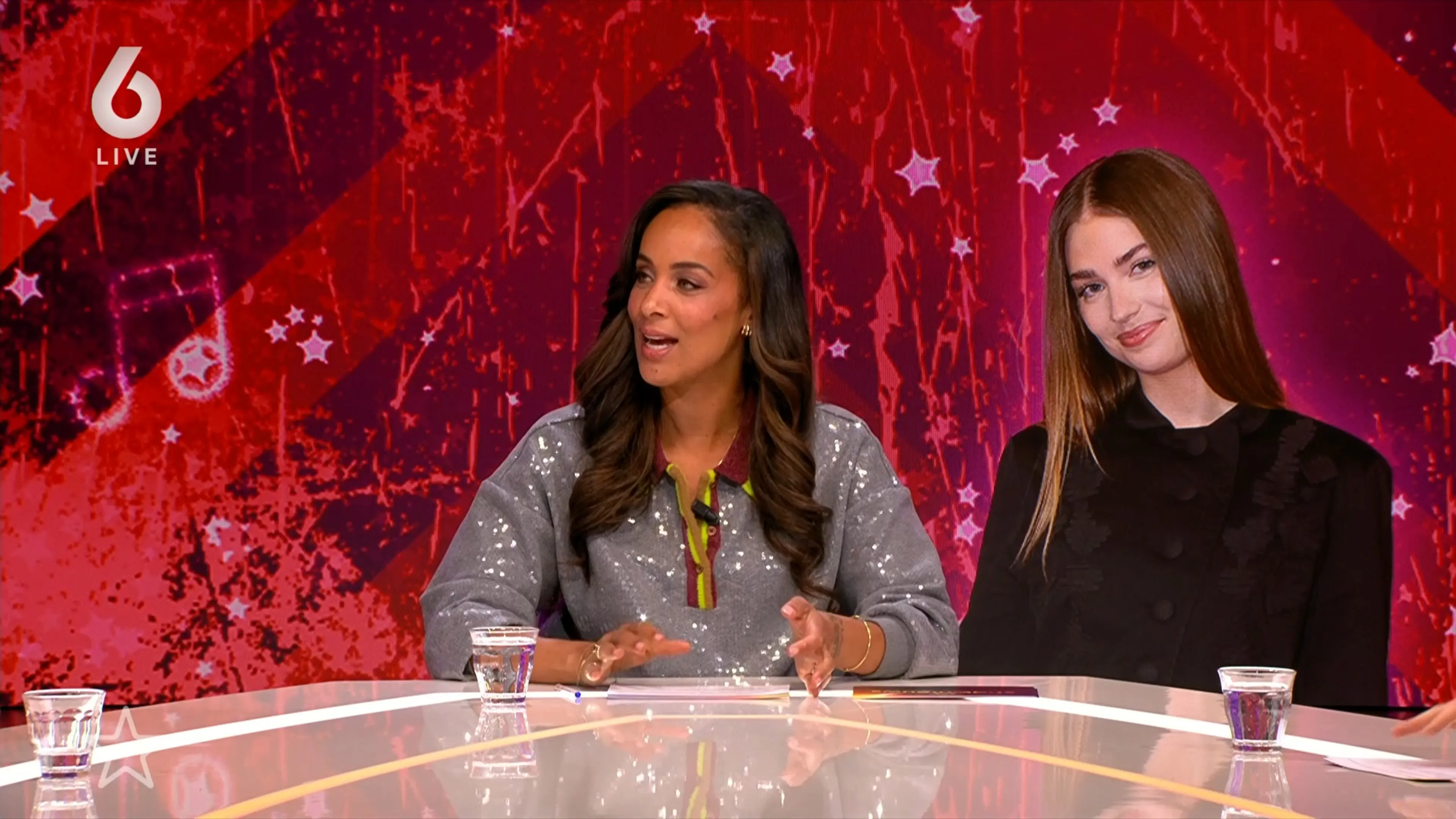 Shownieuws-tafel speculeert over autotune-moment Roxy Dekker