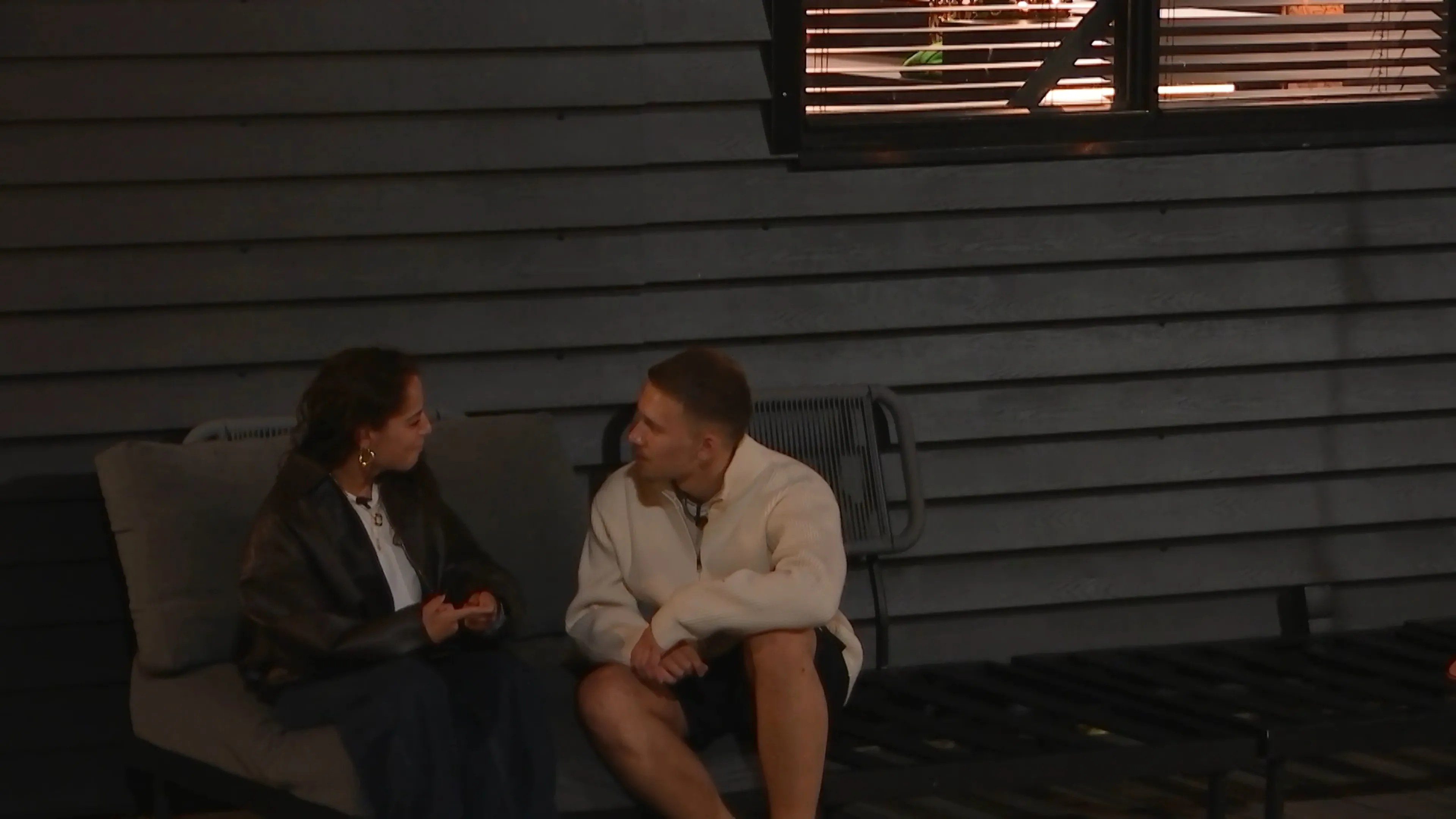 Joshlyn confronteert Ian met zijn afstandelijke gedrag