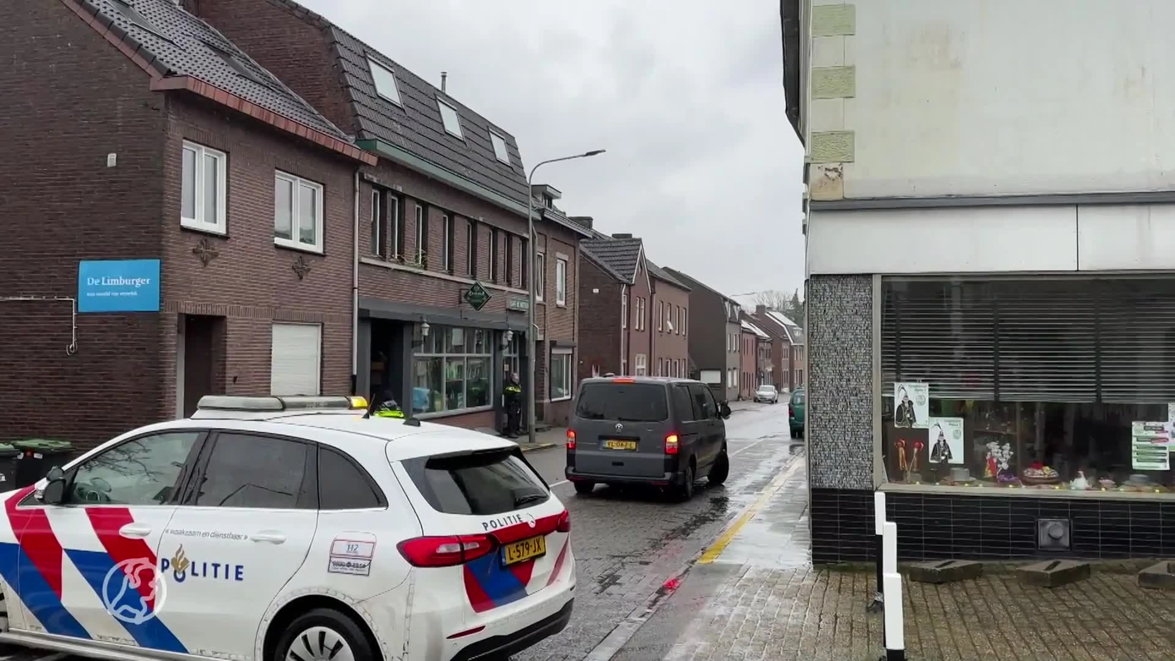 Man schiet zichzelf dood terwijl politie schoten op hem lost