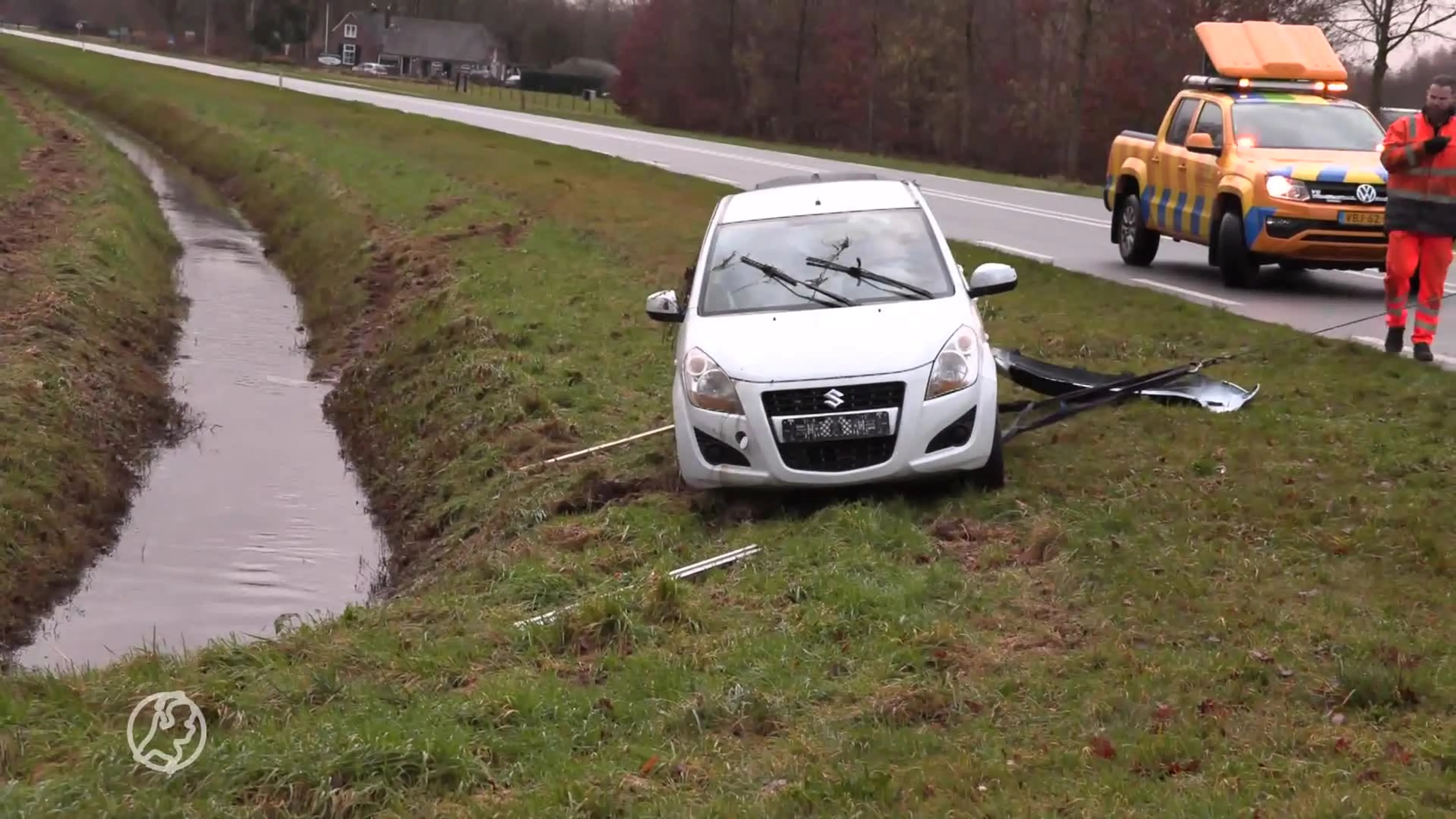 Auto belandt in water, omstanders redden bestuurster