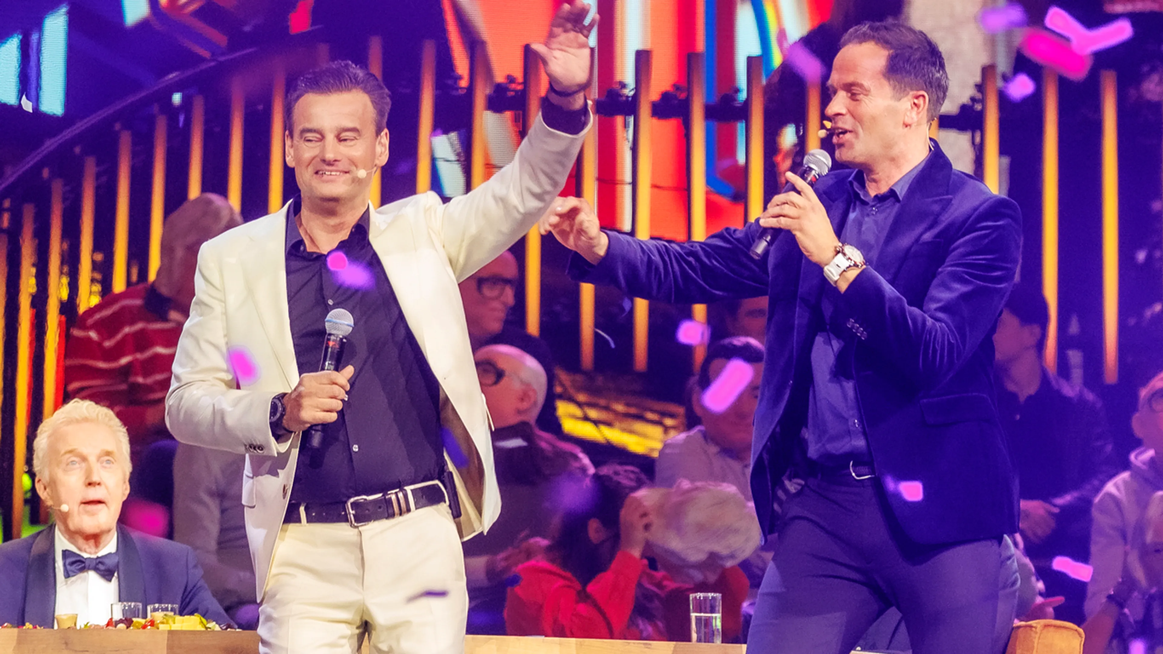 Zien! Wilfred en Bas zingen live hun carnavalsnummer 'Er staat een kaars in de gang' in Ziggo Dome