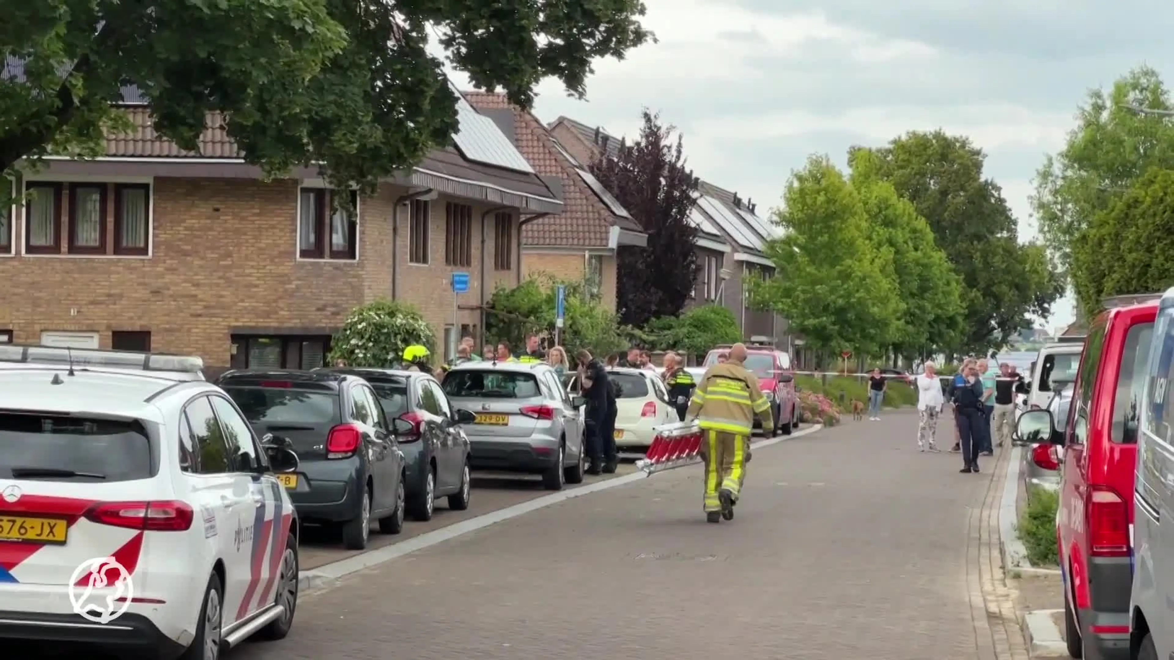 Woningen ontruimd en straat afgezet na mogelijke vondst dode in tuin Kerkrade