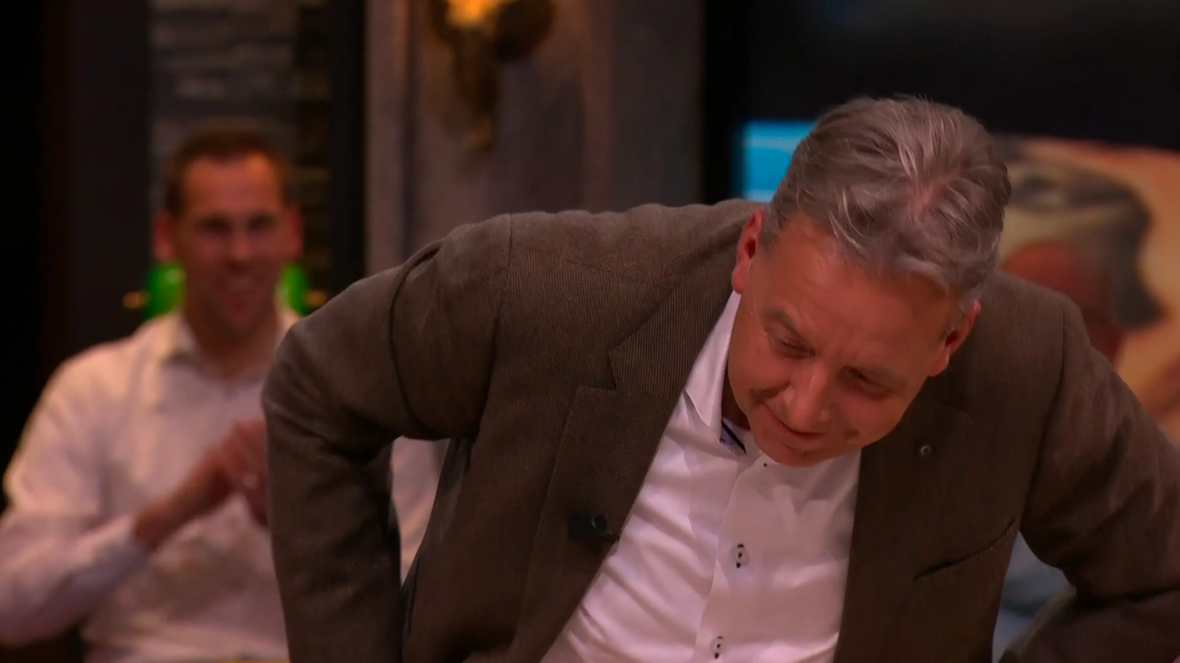 Valentijn uitgedaagd om live op TV zijn tatoeage te laten zien