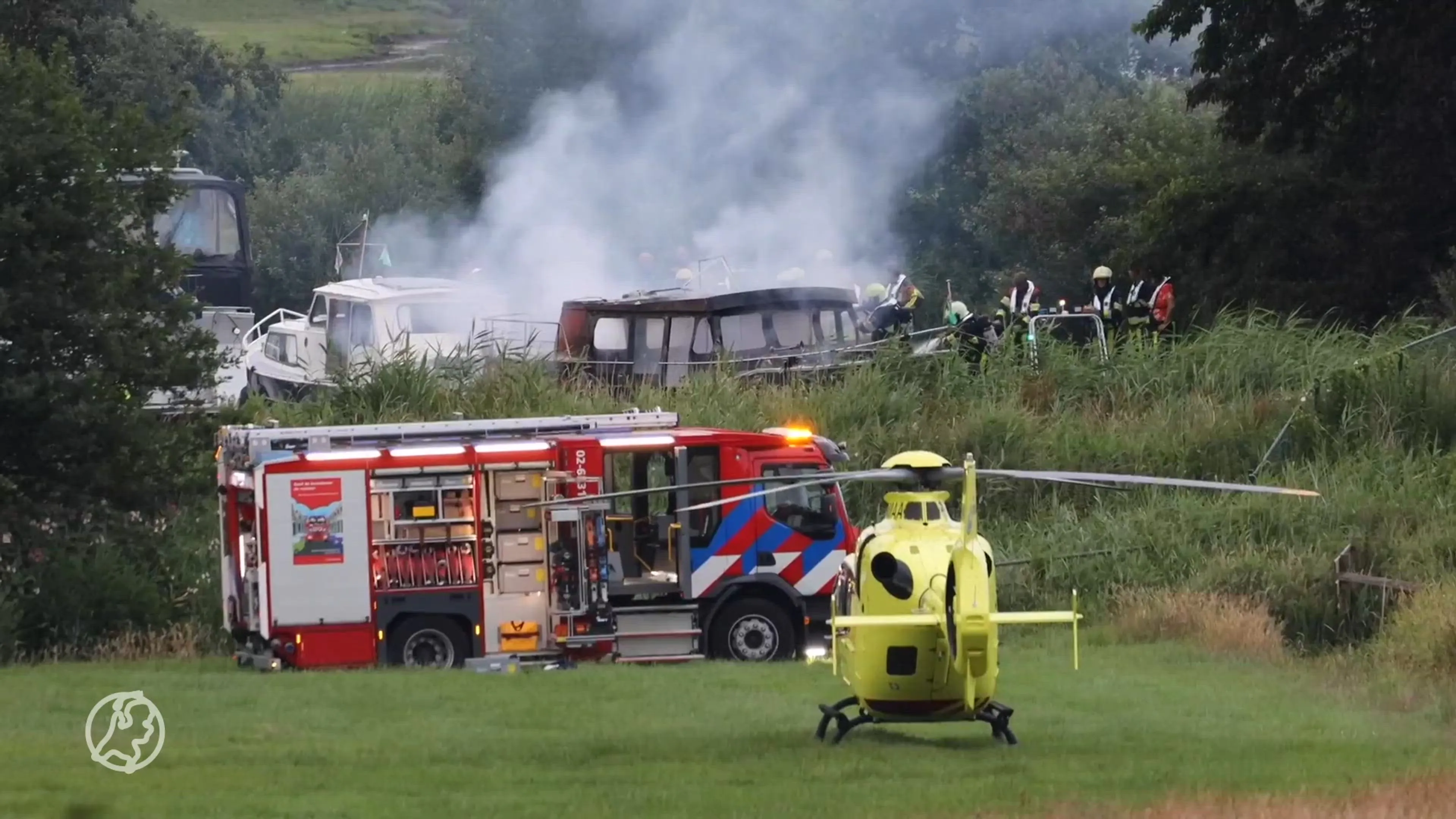 Twee gewonden door explosie en brand op boot in Friesland