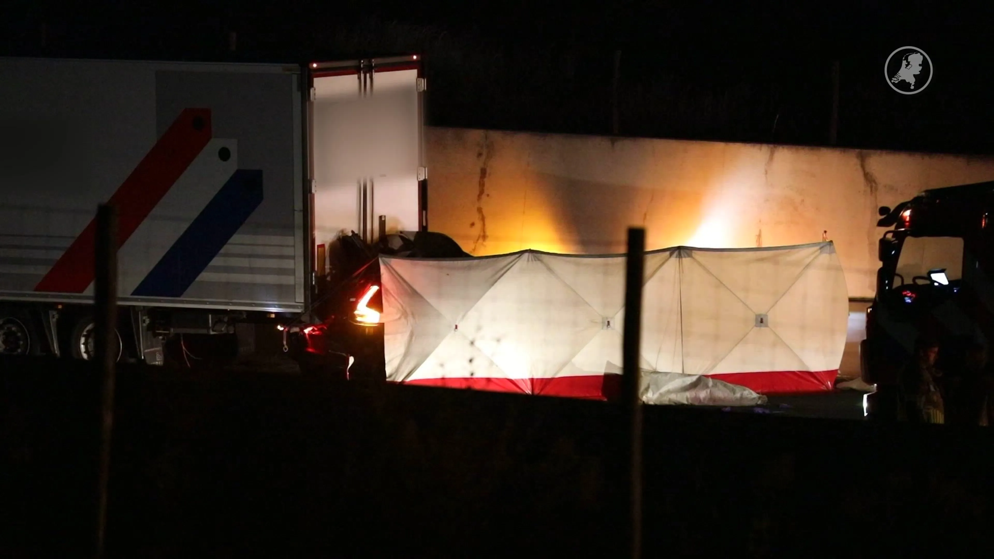 Dode bij botsing met vrachtwagen op A4 bij Steenbergen