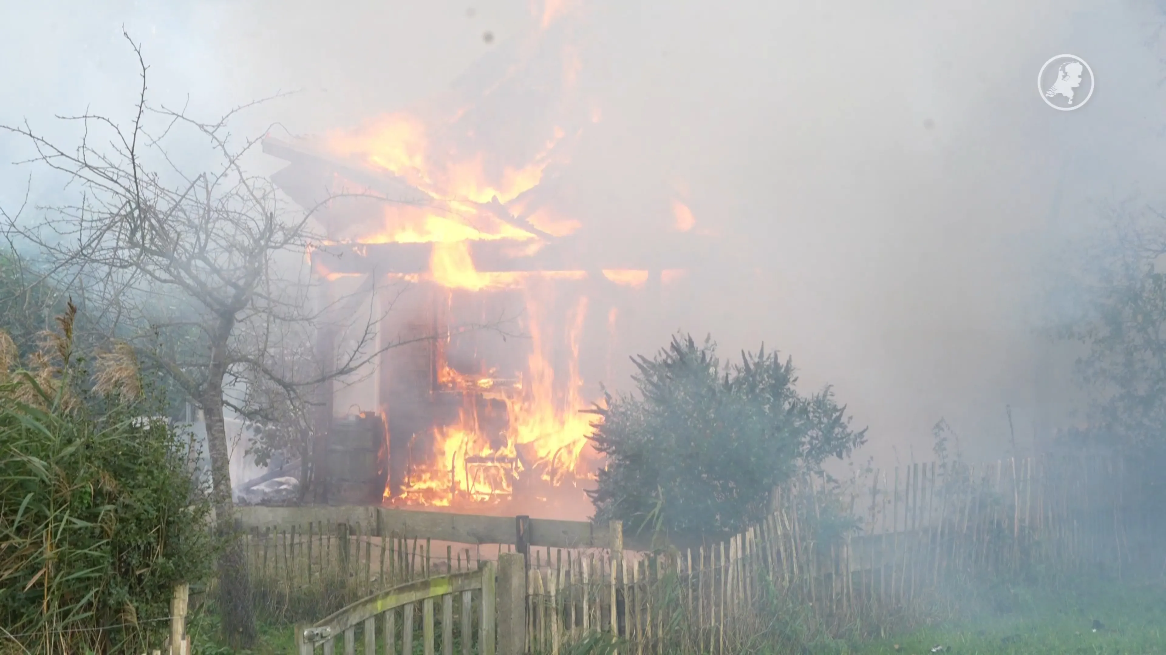 Woning grotendeels in de as na felle brand in Kamperveen