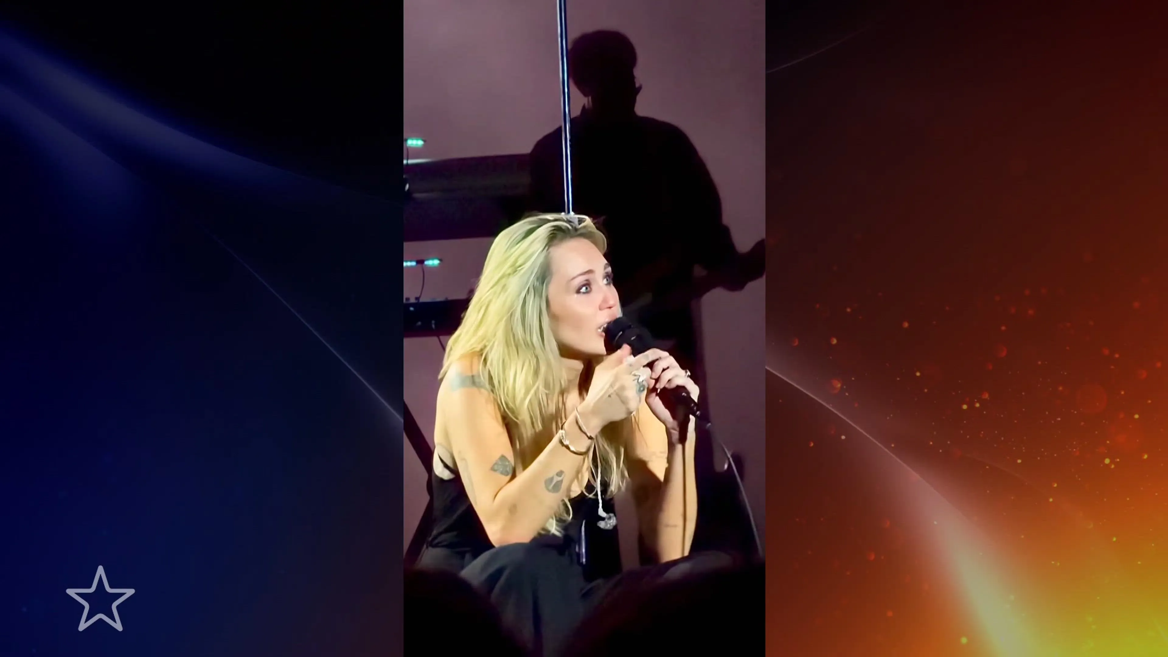 Miley Cyrus in tranen tijdens optreden om verlies peettante Dolly Parton