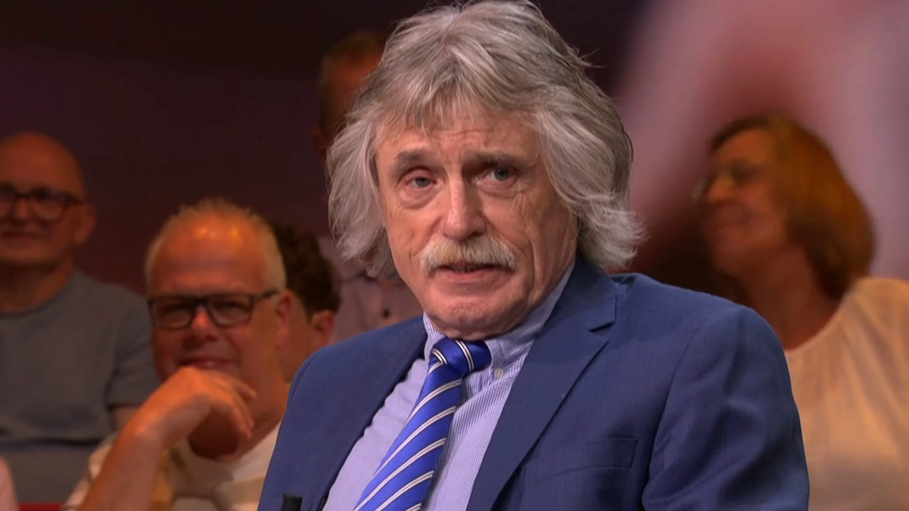 Johan Derksen over nieuwe richtlijnen voor vrouwelijke atleten: 'Alsof half Nederland dan zit te rukken'