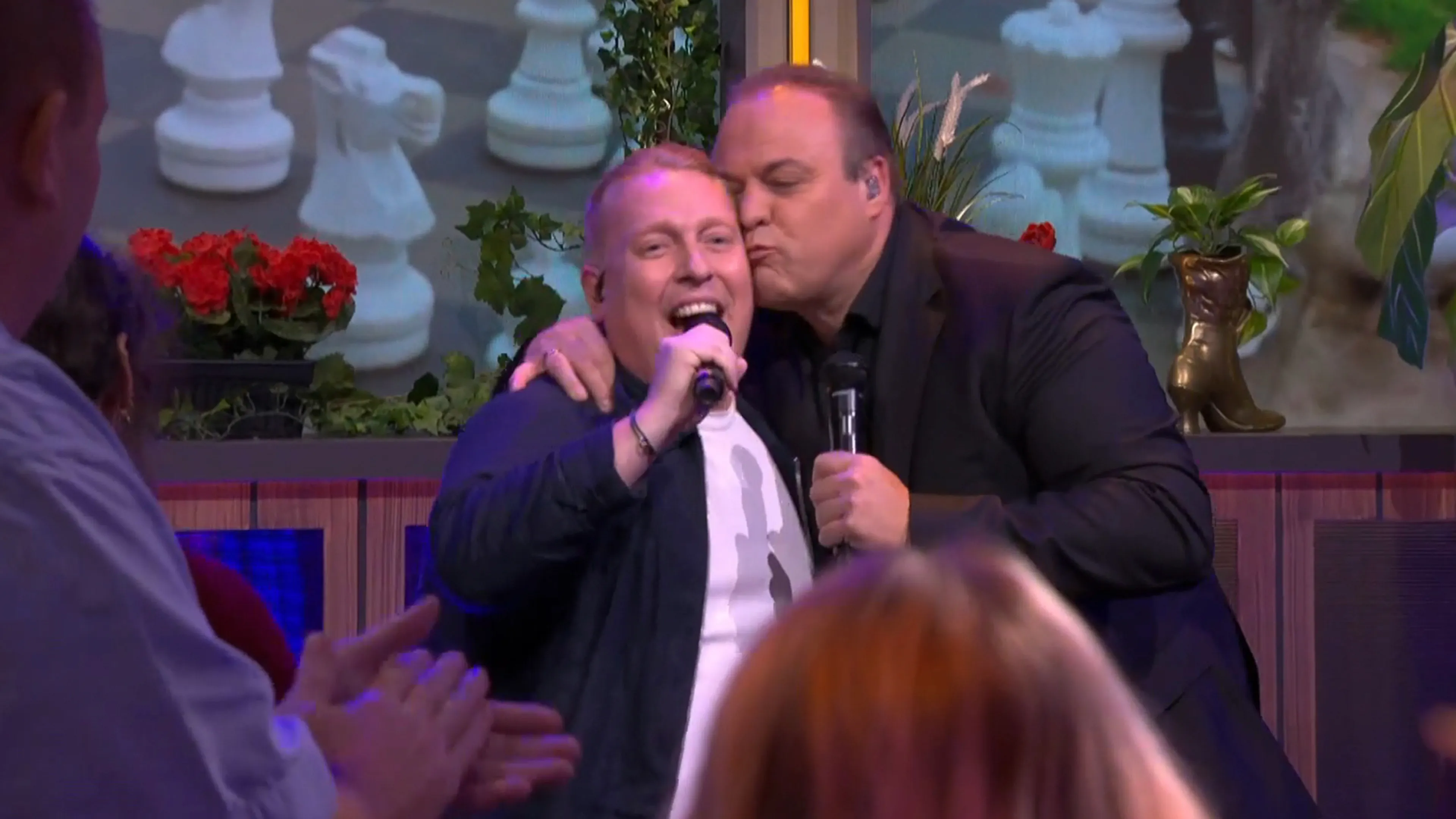 Frans Bauer, Billy Dans en Afro Bros trappen De Oranjezondag op feestelijke wijze af!
