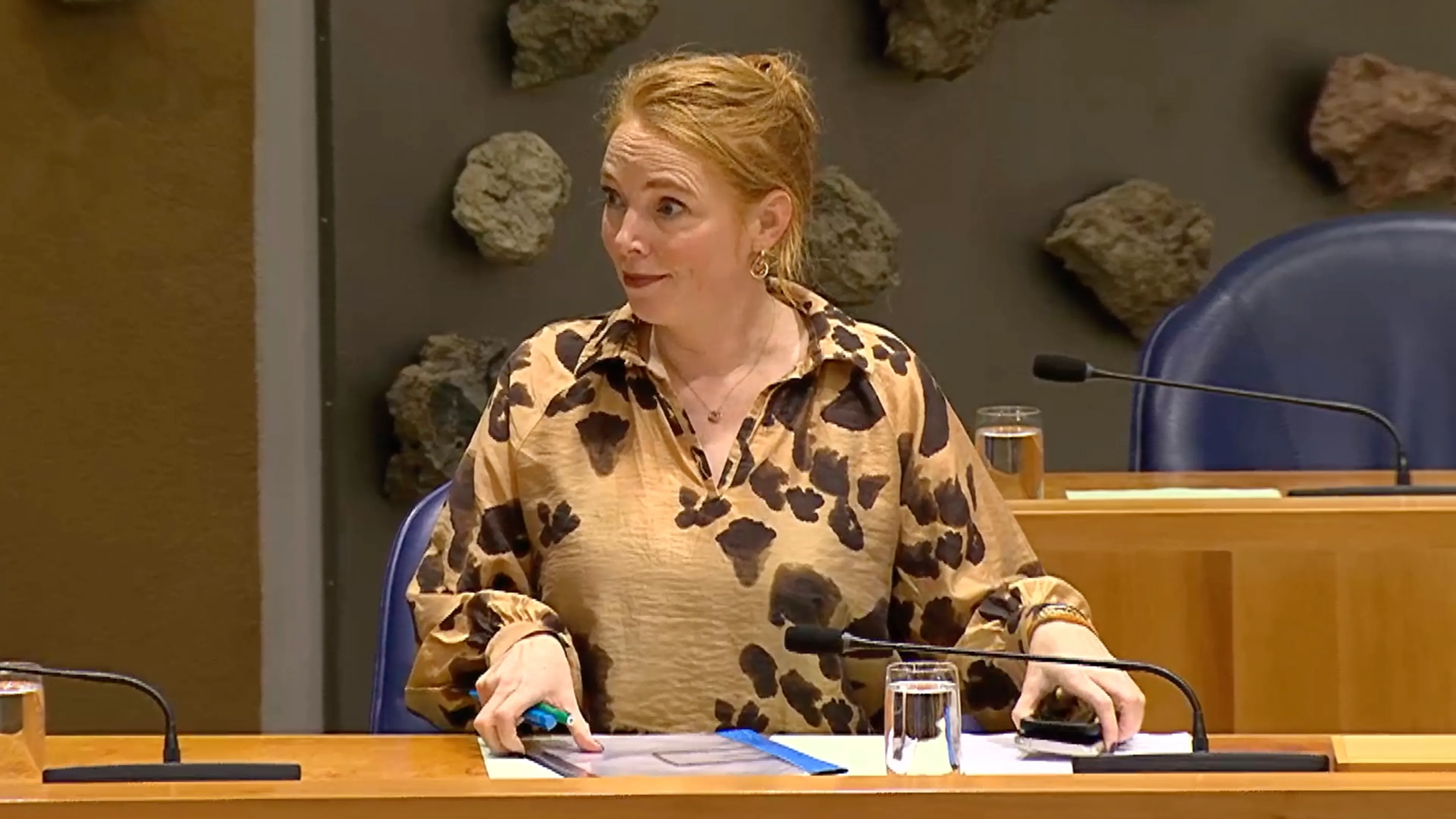 D66-staatssecretaris komt te laat bij vragenuur en wordt op de vingers getikt door Kamervoorzitter