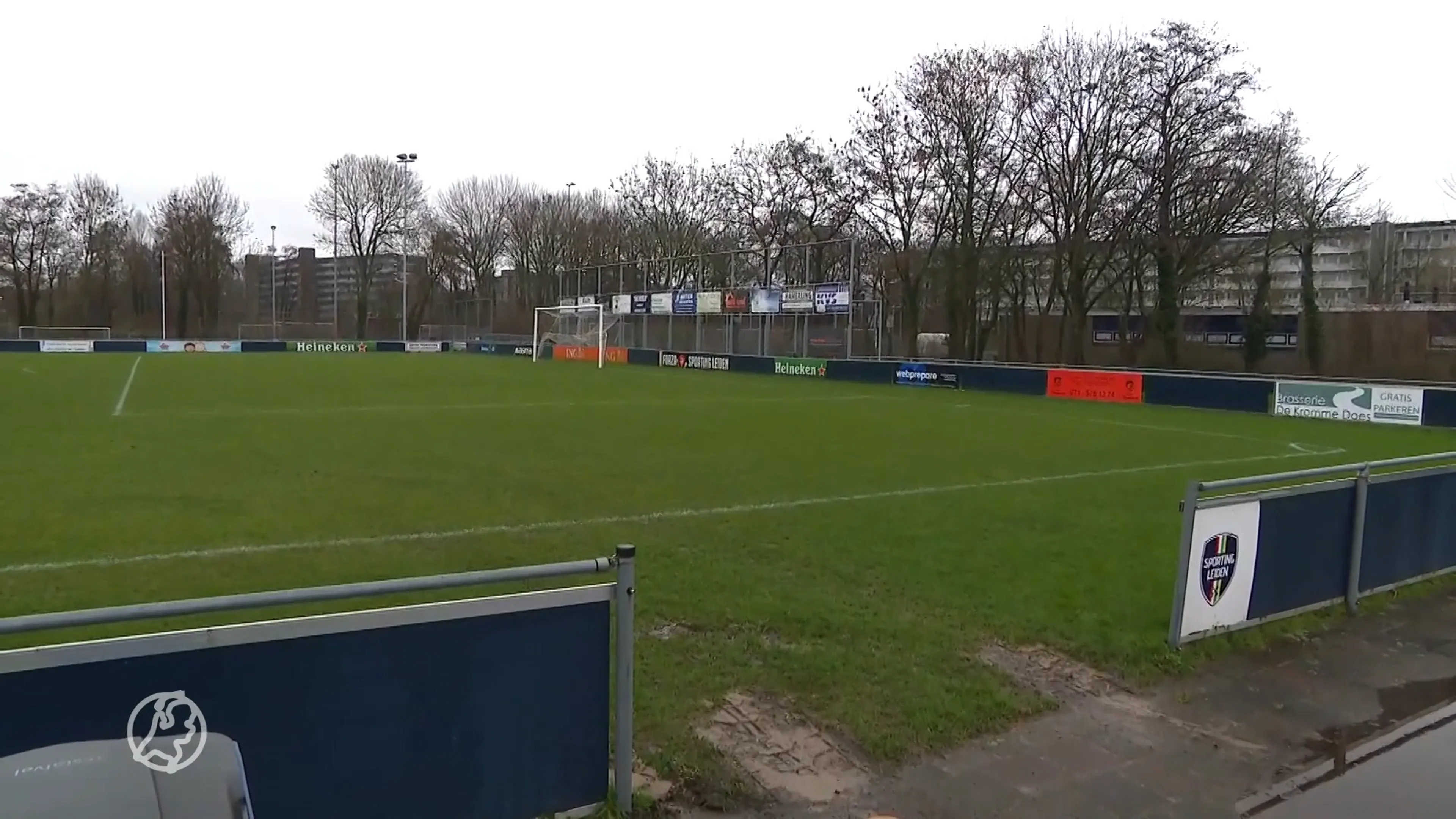 Bezorger ploegt voetbalveld om met bestelbus: 'Wat een knurft ben je dan?'