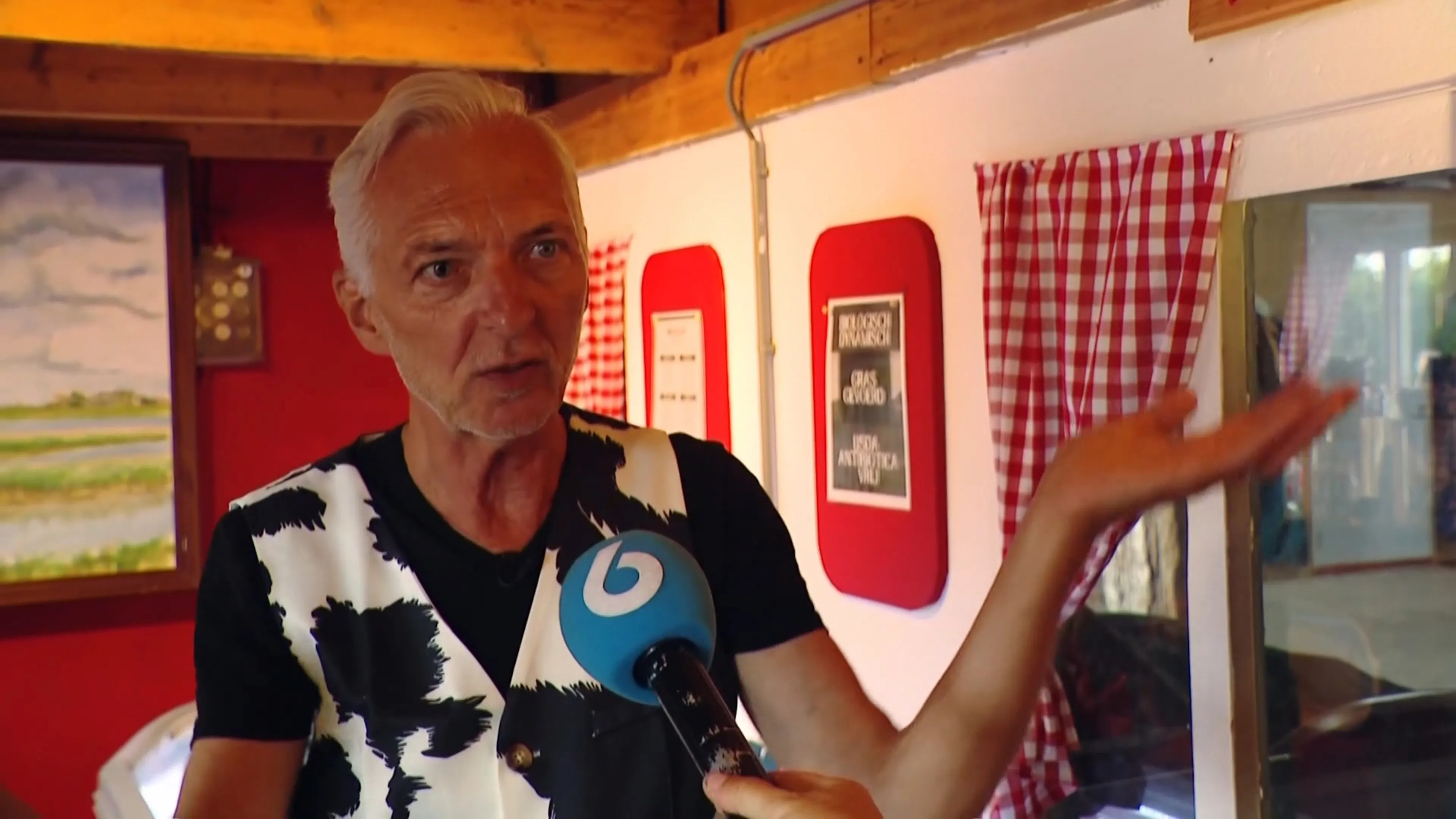 Lange stoet mensen voor opening boerderijwinkel Meilandjes