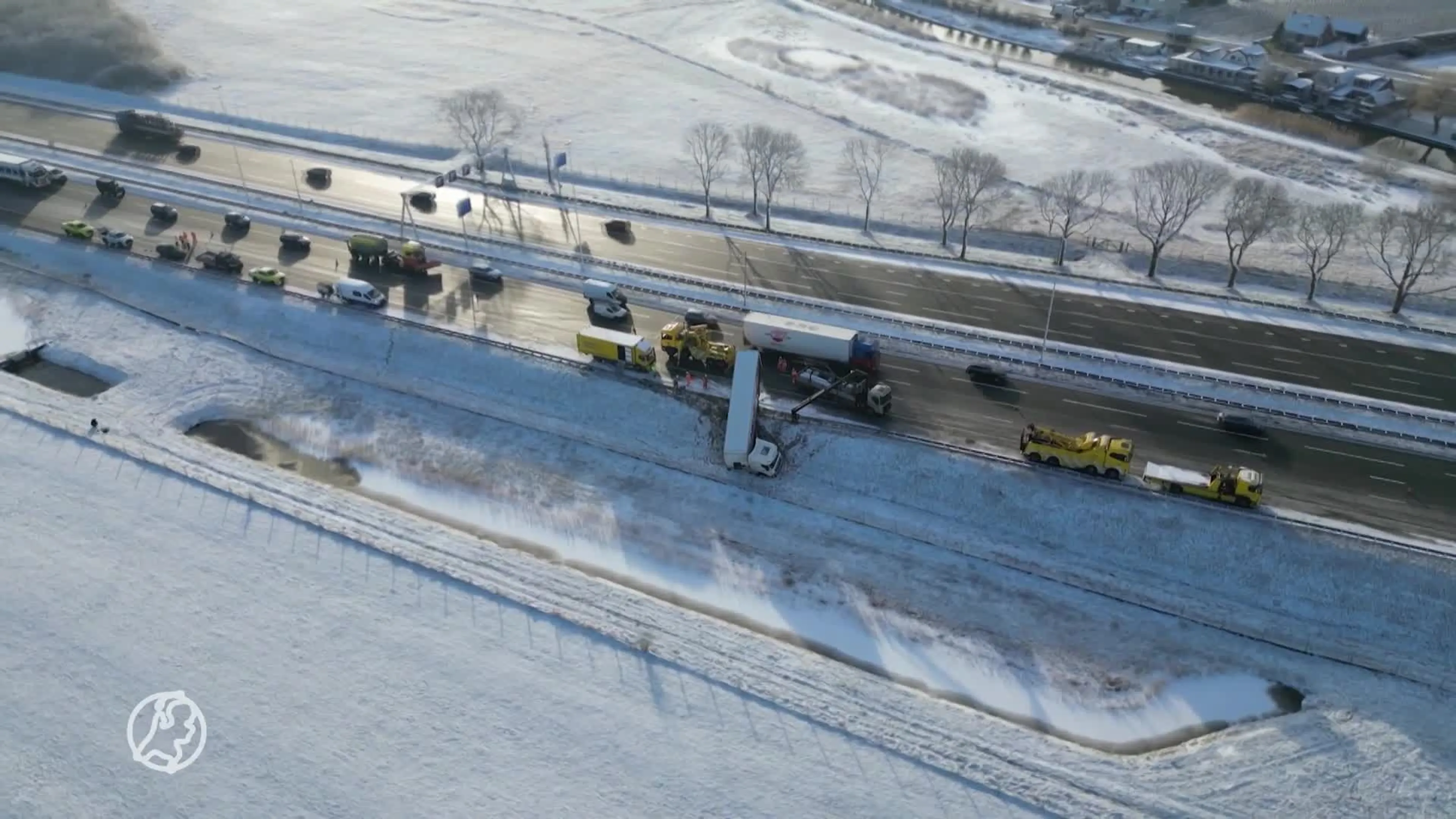 Vrachtwagen raakt van A12 bij Bunnik