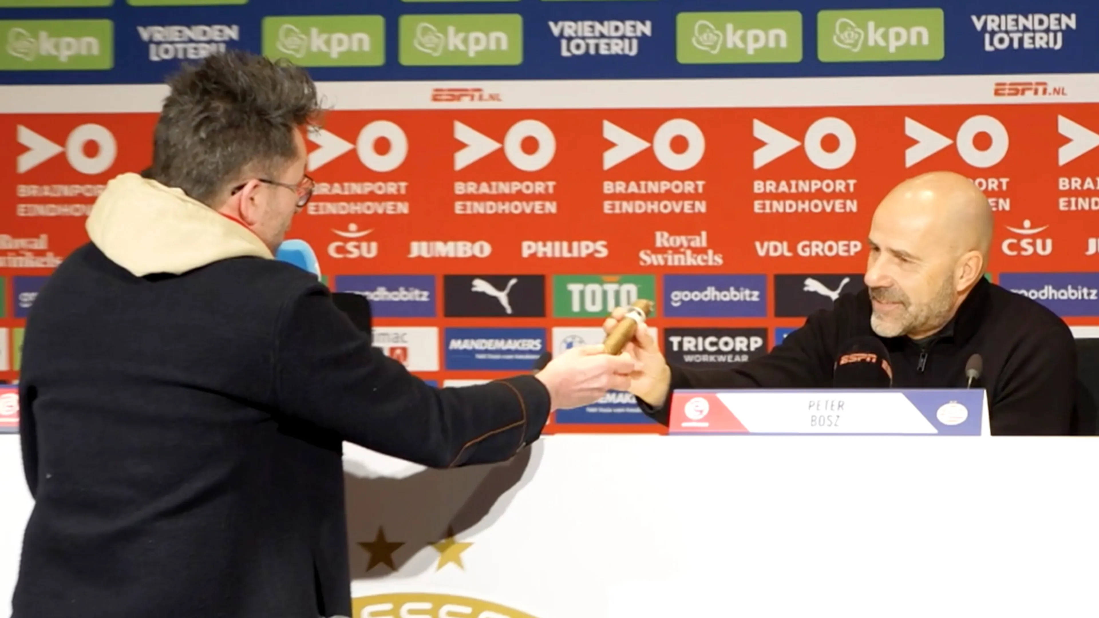 Tom Staal is op bezoek in Eindhoven en overhandigt dikke sigaar aan Peter Bosz