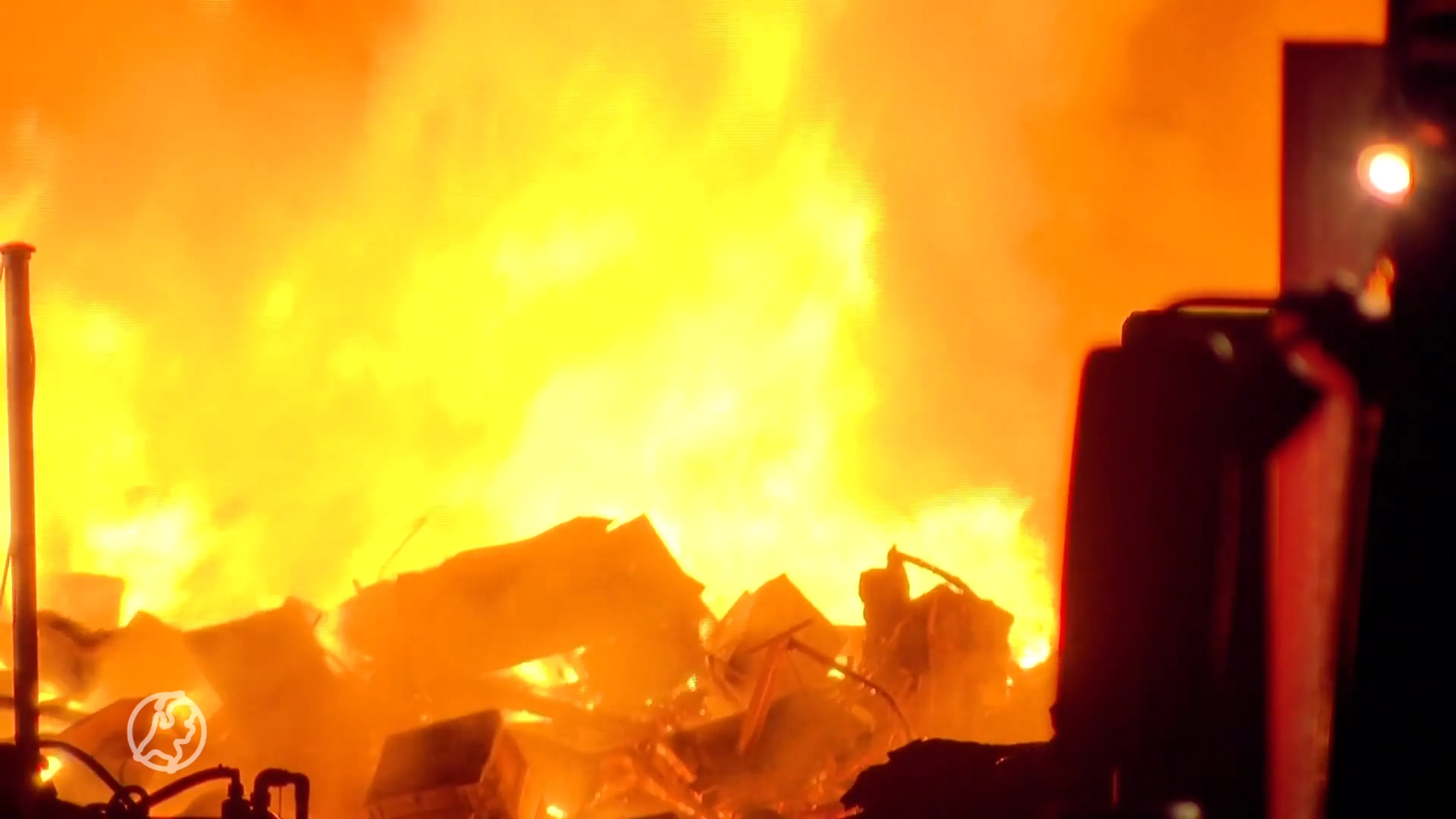 Grote brand bij metaalrecyclingbedrijf in Swalmen, brandweer massaal ter plaatse