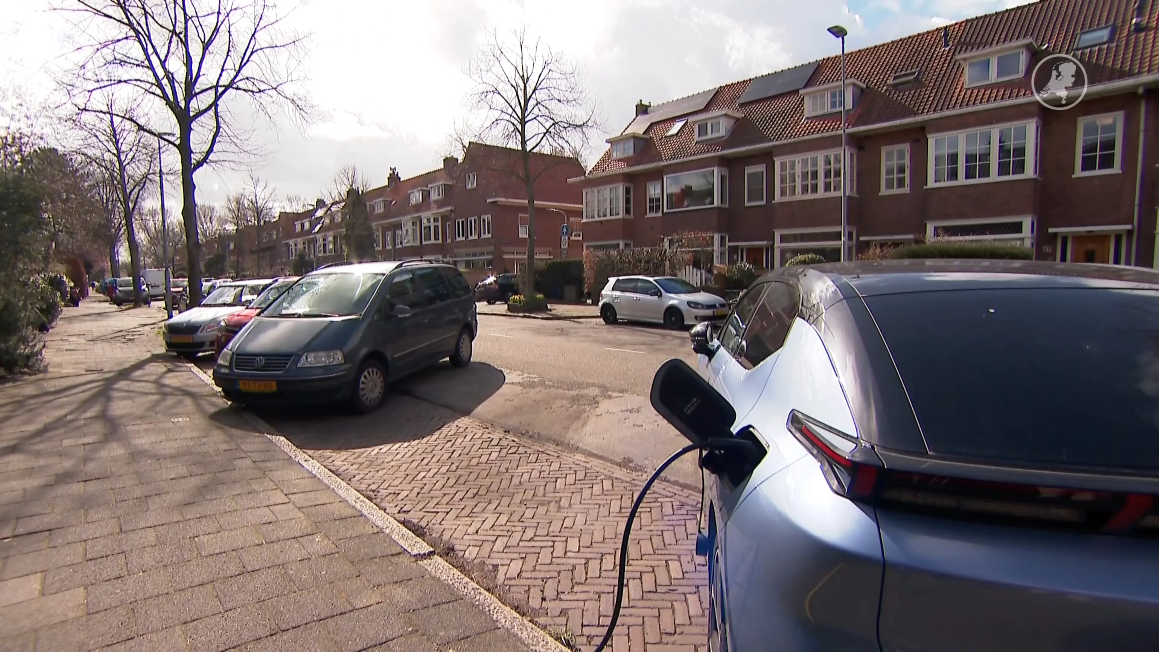 'Steeds vaker laadkabels over de stoep: bijna helft gemeenten staat het toe'
