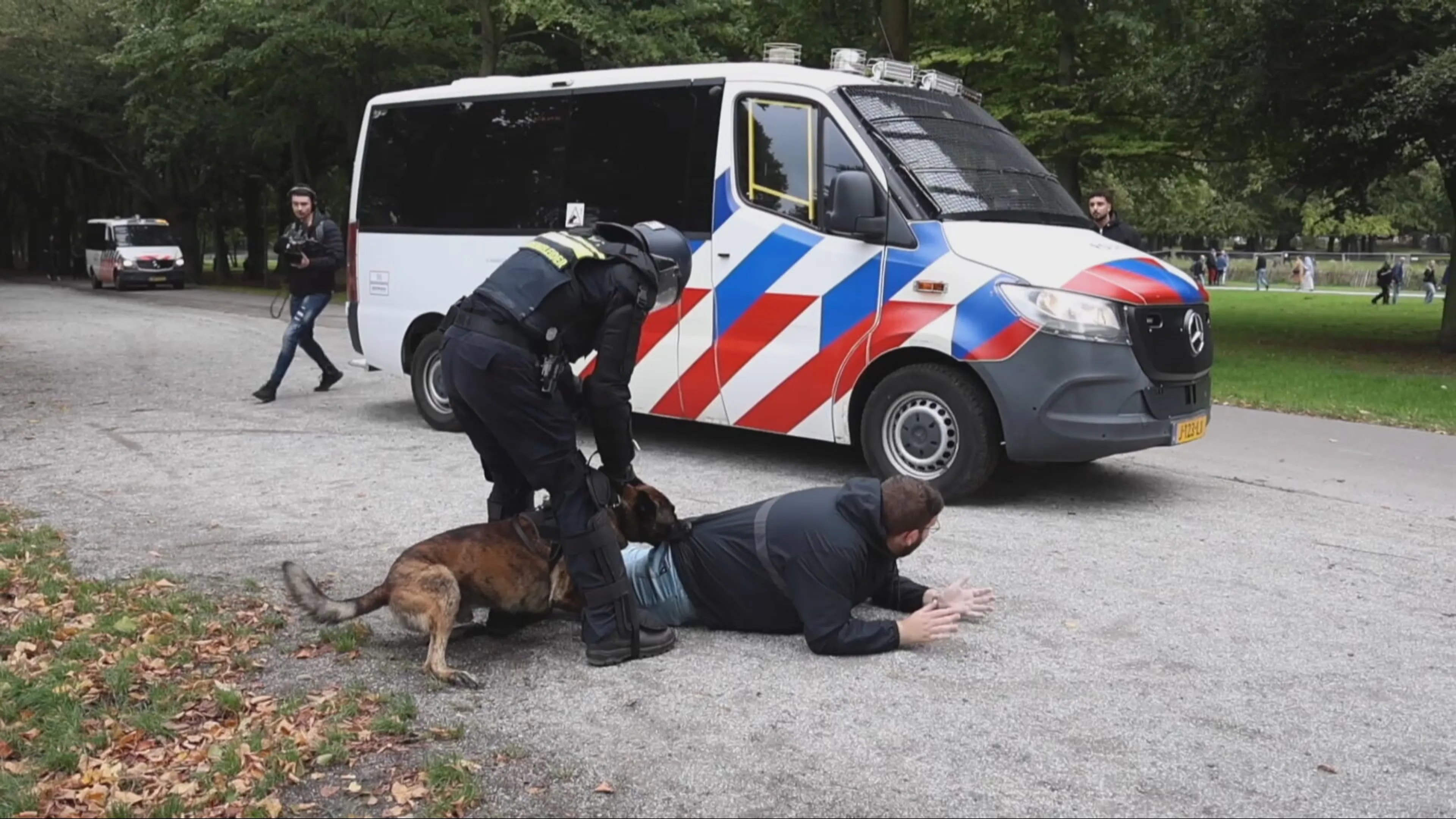 24-aanhoudingen-bij-demonstratie-wij-zijn-het-volk-op-haagse