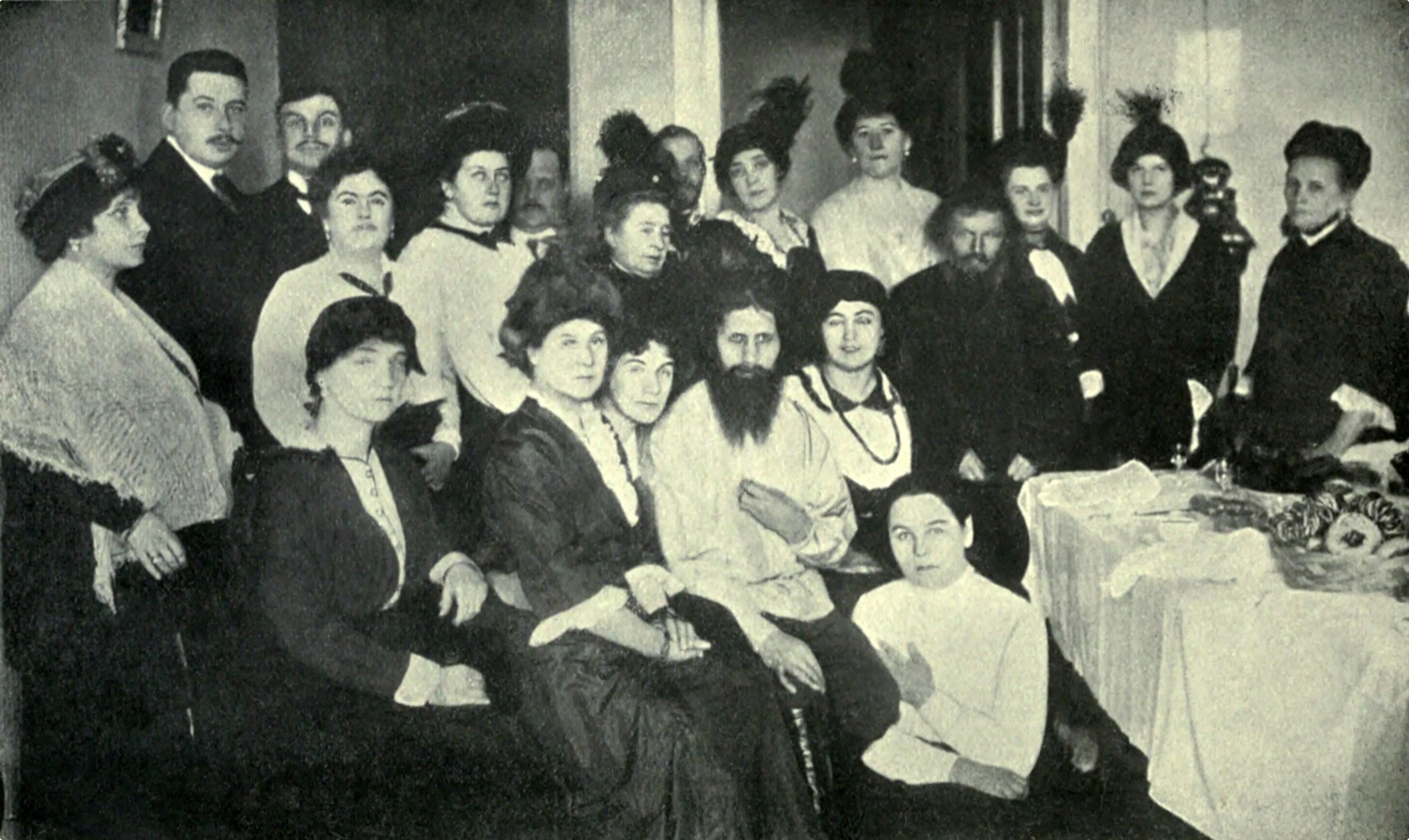 Rasputin (midden op de foto, met baard) was erg populair bij de vrouwen