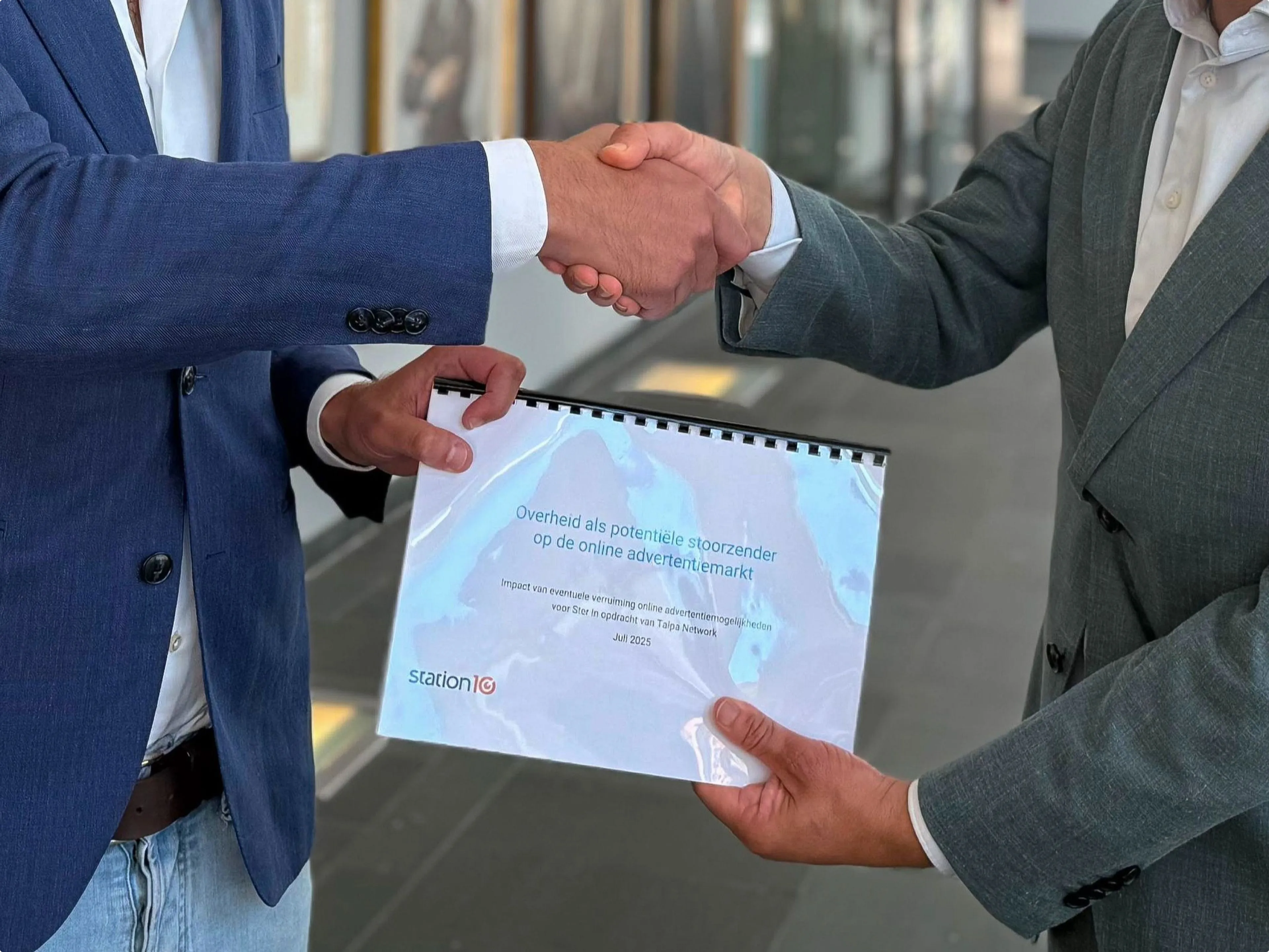 ”vlnr: Joost Brakel, CEO Talpa Network met Youssef Louakili, Directeur Media en Creatieve industrie, OCW
